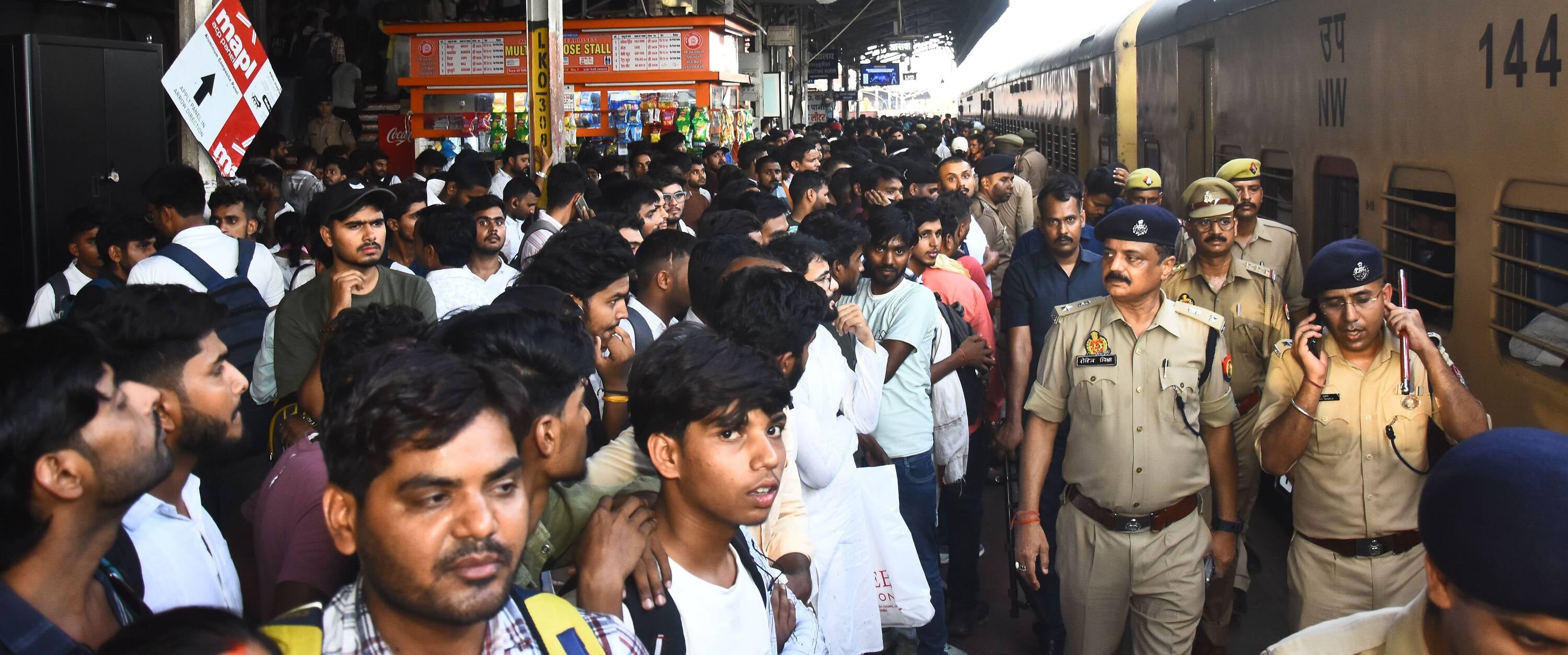 पुलिस ने स्टेशन पर संभाला मोर्चा। पुलिस ने स्टेशन पर संभाला मोर्चा।