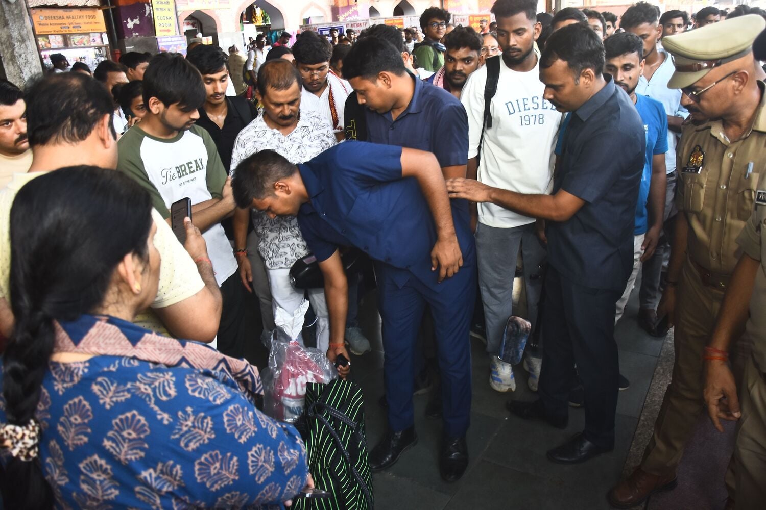 पुलिस ने स्टेशन पर संभाला मोर्चा। पुलिस ने स्टेशन पर संभाला मोर्चा।