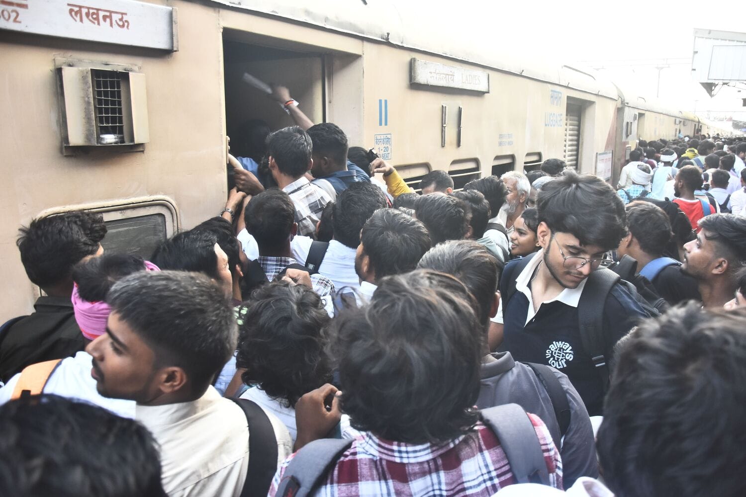 पुलिस ने स्टेशन पर संभाला मोर्चा। पुलिस ने स्टेशन पर संभाला मोर्चा।