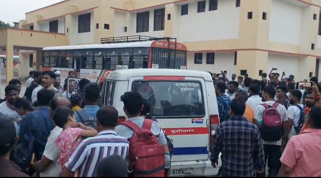 पुलिस परीक्षा देने के बाद पडरौना रोडवेज बस में बैठने के लिए जुटी परिक्षार्थियों की भीड़। संवाद पुलिस परीक्षा देने के बाद पडरौना रोडवेज बस में बैठने के लिए जुटी परिक्षार्थियों की भीड़। संवाद