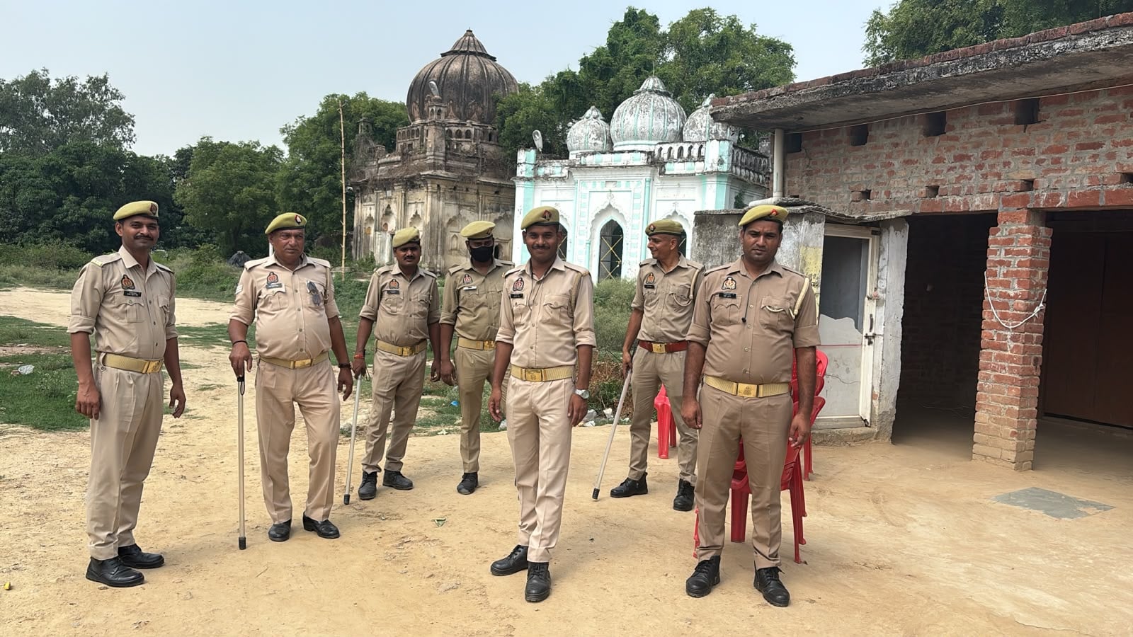 पुलिस से वार्ता करते पार्टी नेता।