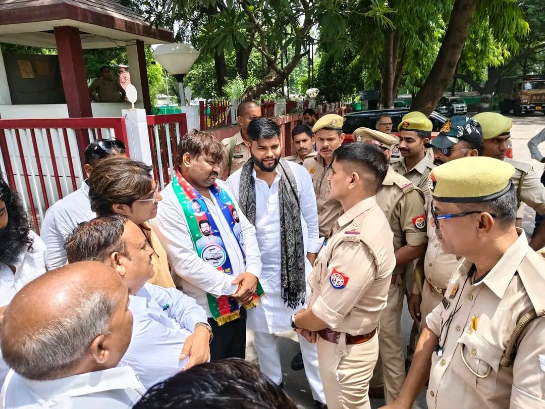 पुलिस से वार्ता करते पार्टी नेता।