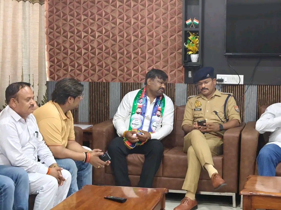 पुलिस से वार्ता करते पार्टी नेता।