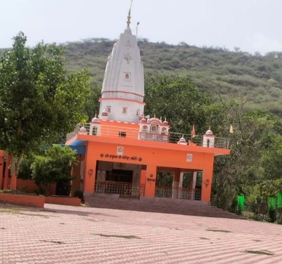 प्रसाद ग्रहण करते लोग। संवाद