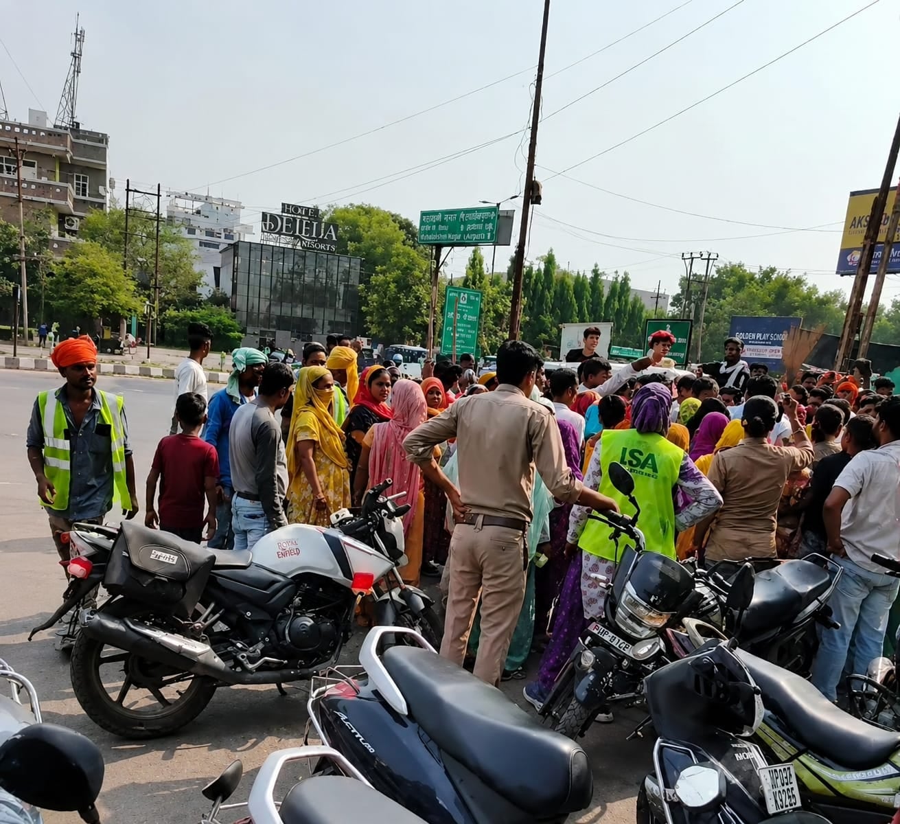 प्रदर्शन करते कर्मचारी। प्रदर्शन करते कर्मचारी।