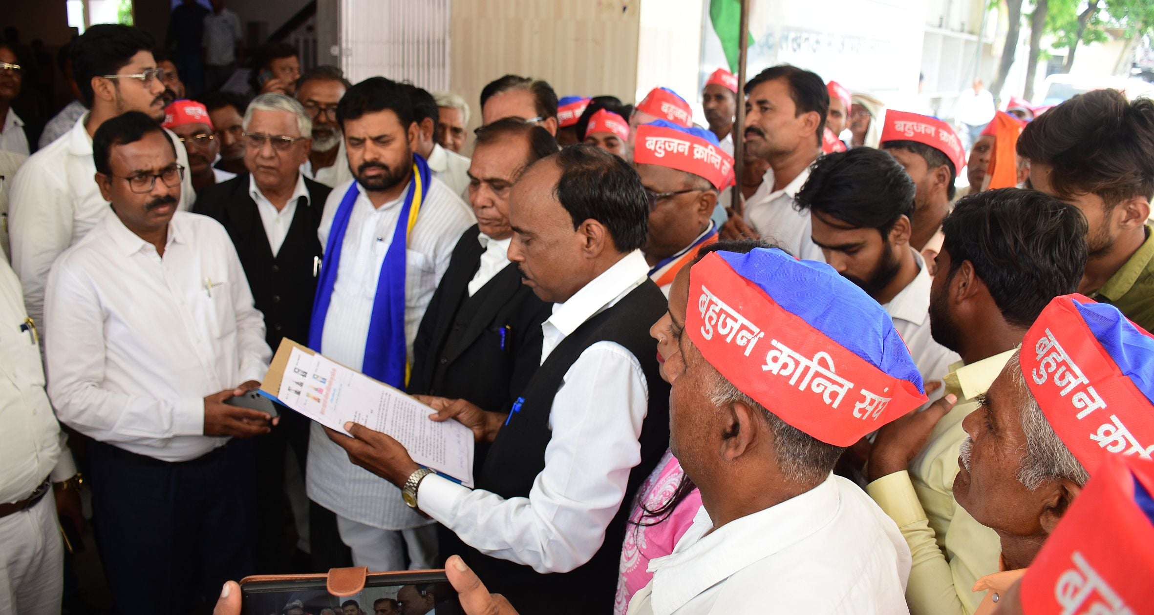प्रदर्शन करते समिति के सदस्य। प्रदर्शन करते समिति के सदस्य।