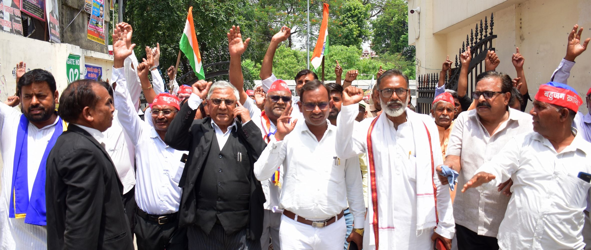 प्रदर्शन करते समिति के सदस्य। प्रदर्शन करते समिति के सदस्य।