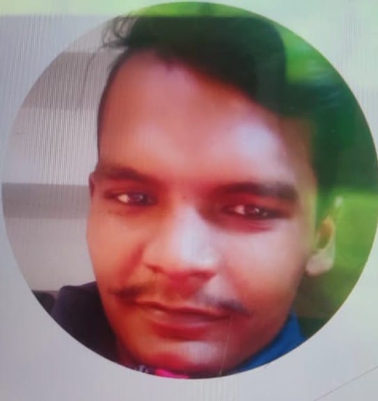 पोस्टमार्टम हाउस के बाहर मौजूद मृतक संदीप के परिजन। संवाद पोस्टमार्टम हाउस के बाहर मौजूद मृतक संदीप के परिजन। संवाद