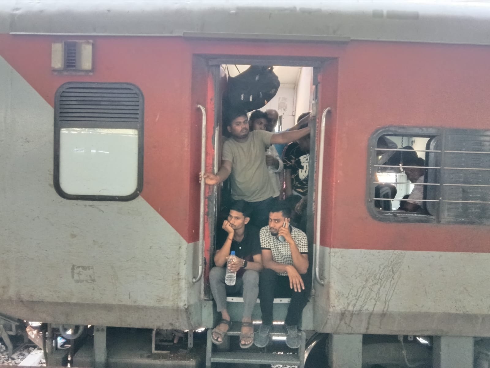 रेलवे स्टेशन के प्लेटफार्म पर खड़े अभ्यर्थी। संवाद