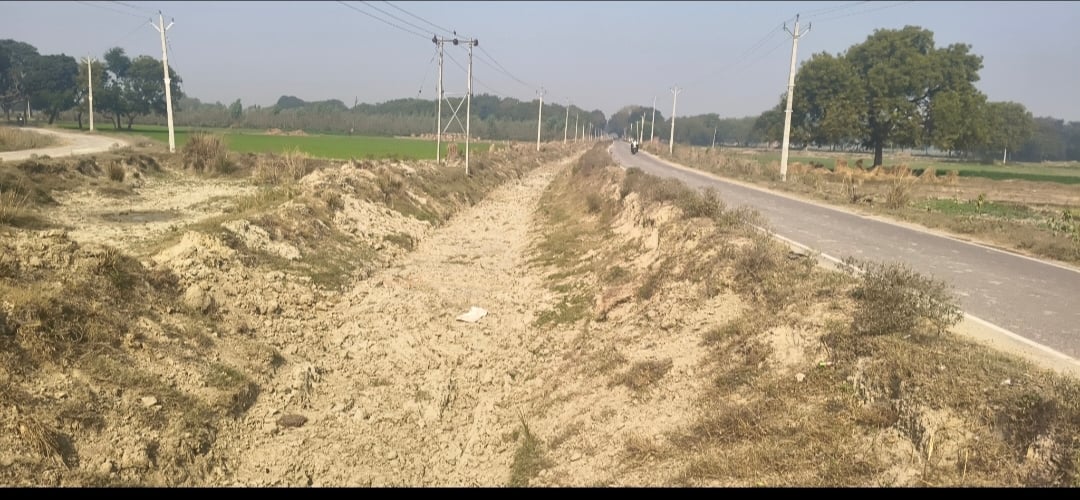 सूखी पड़ी कौशाम्बी ब्लॉक के कनैली क्षेत्र से गुजरी रजबा नहर। संवाद