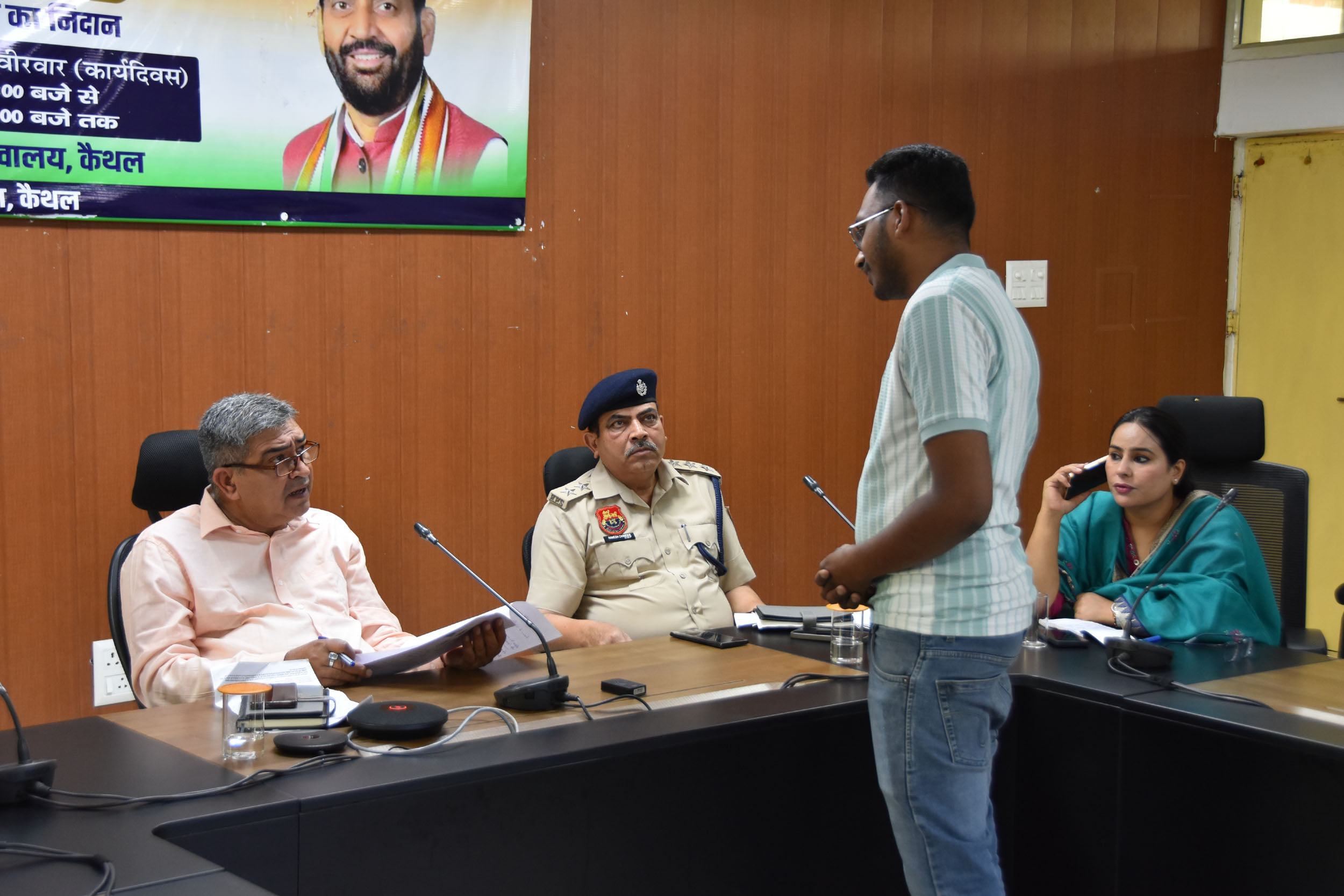 समाधान शिविर में समस्याएं सुनते एसडीएम।