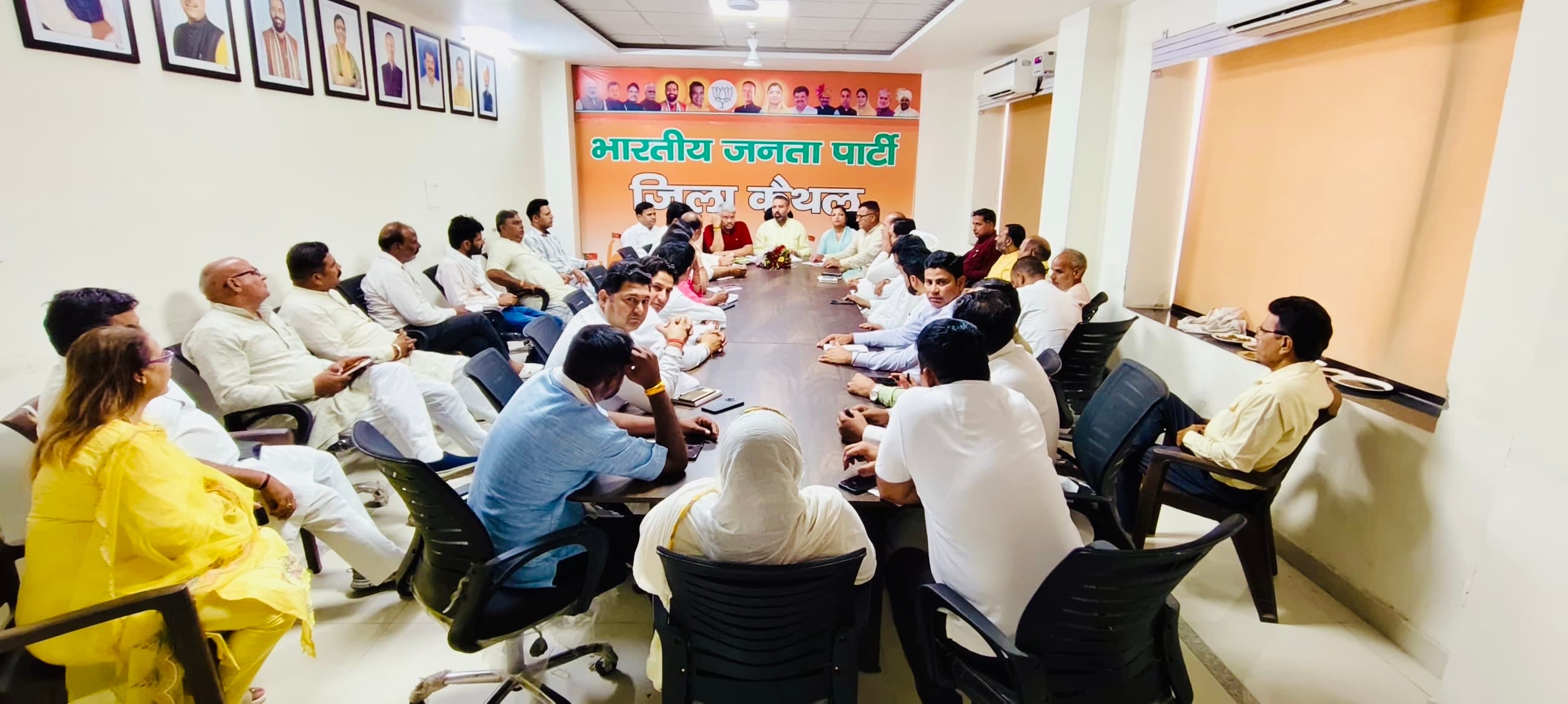 स्वागत समारोह की तैयारियों को लेकर बैठक में भाग लेते भाजपा नेता व पदाधिकारी। विज्ञप्ति