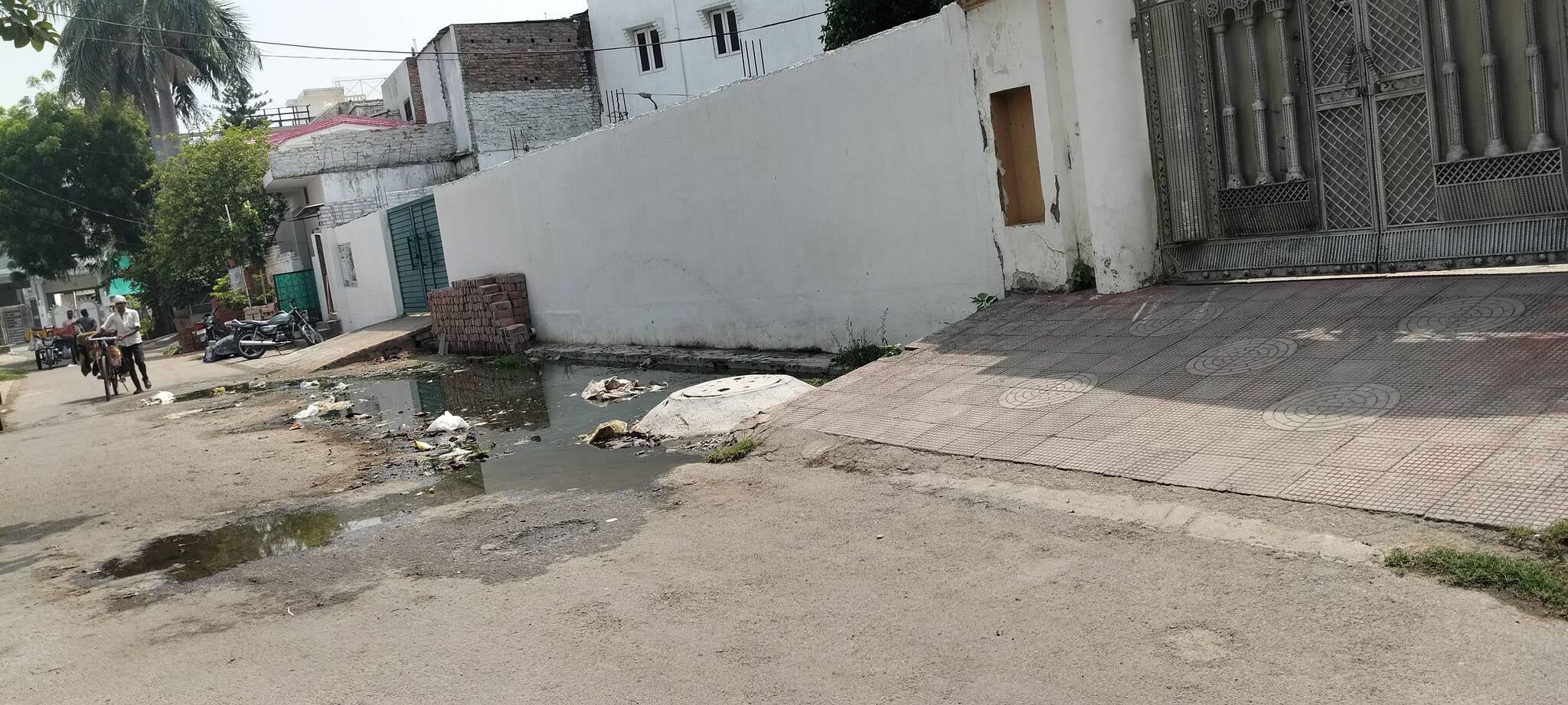 शहर में सड़कों पर बह रहा सीवर। शहर में सड़कों पर बह रहा सीवर।