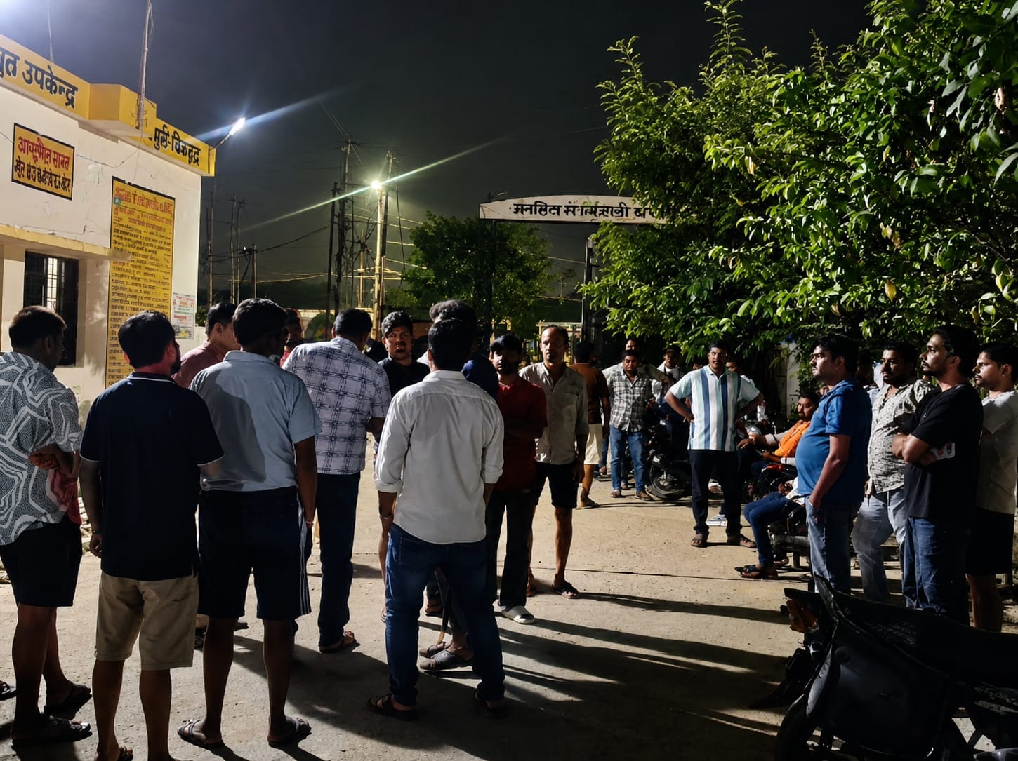 शिवपुरी उपकेंद्र में मंगलवार की रात हंगामा करते उपभोक्ता। 