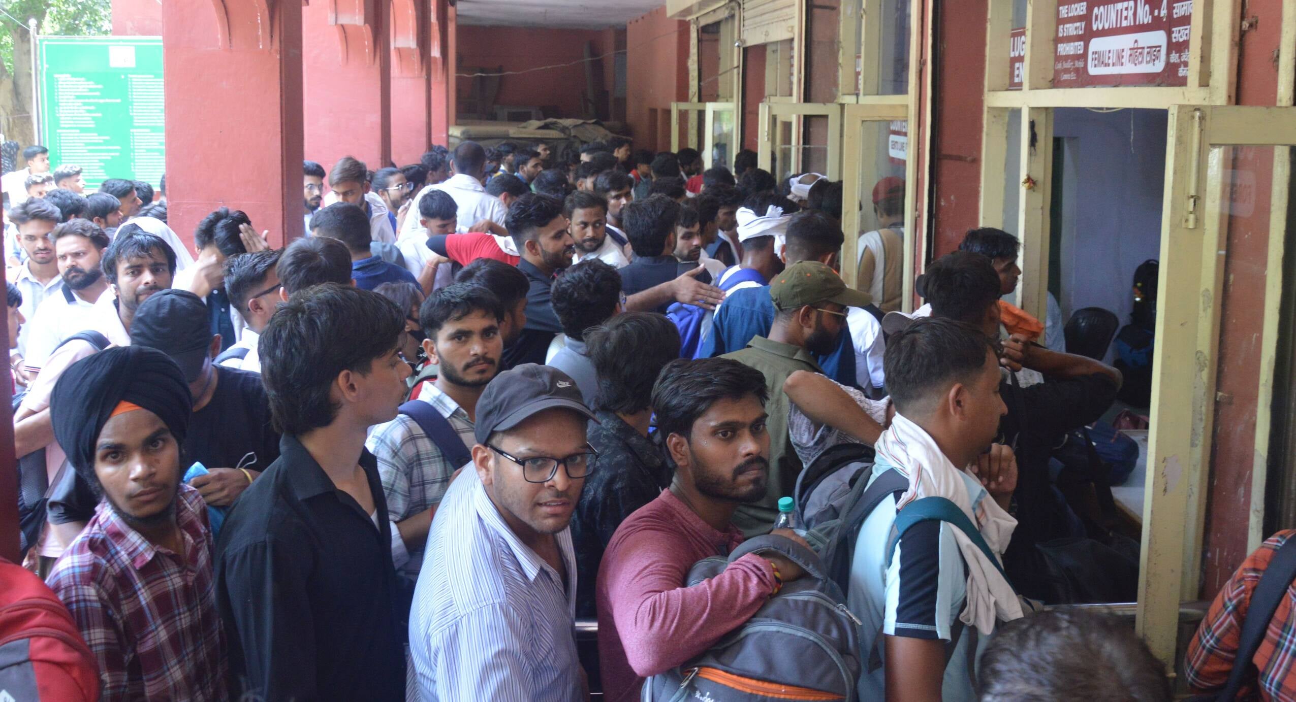 ताजमहल देखने पहुंचे परीक्षार्ळाी 