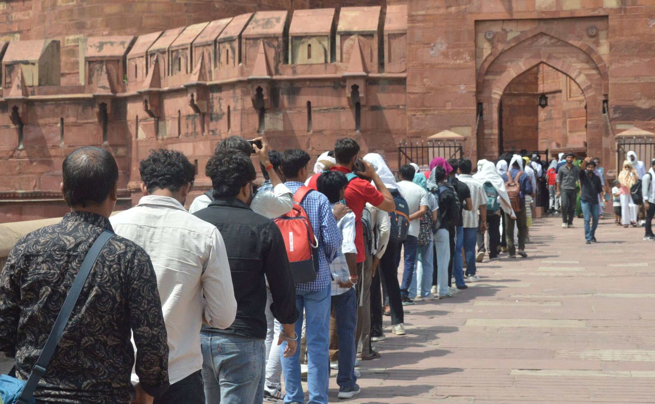 ताजमहल देखने पहुंचे परीक्षार्ळाी 