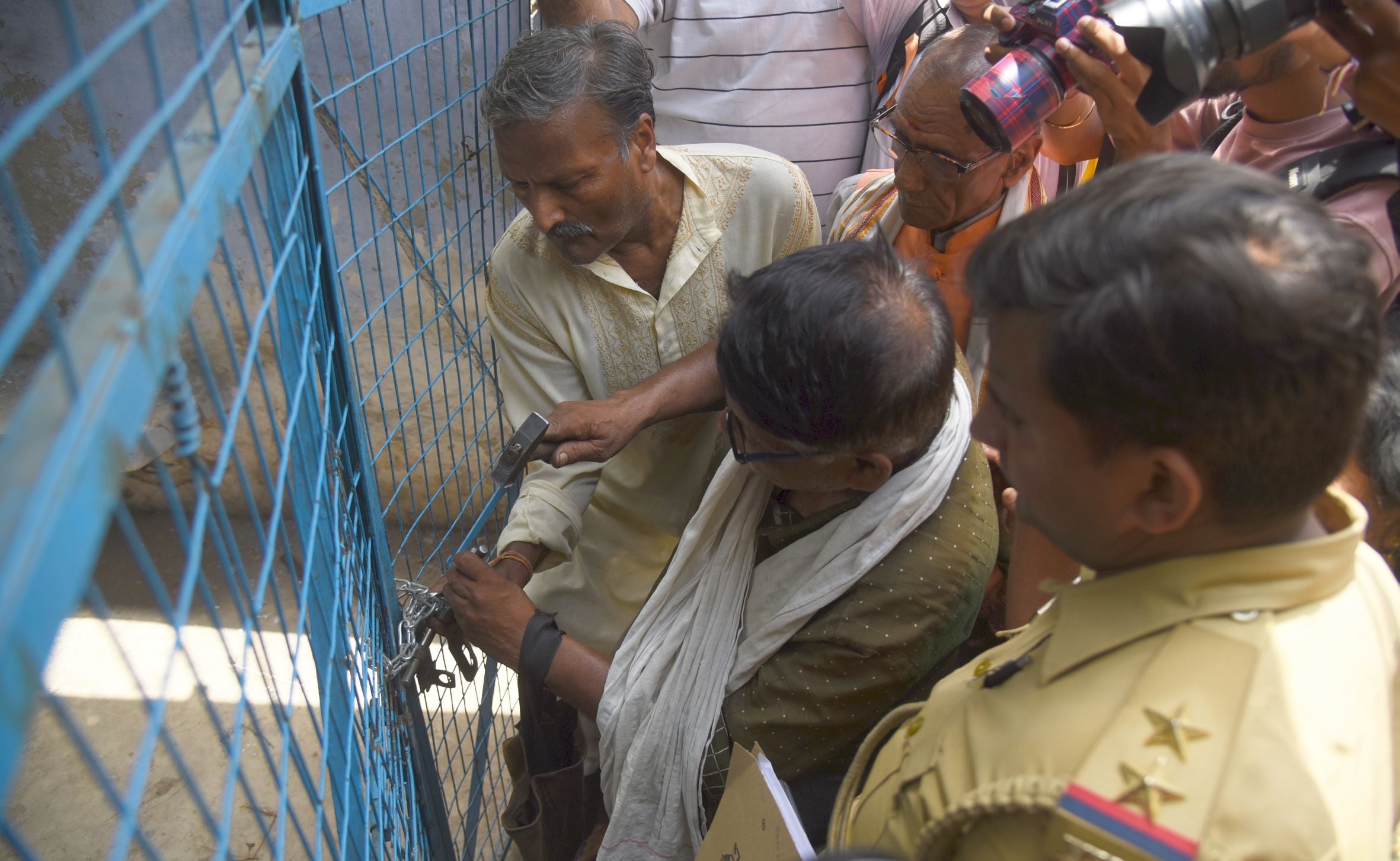 तस्वीरों में देखिए विद्यालय का ताला खुलने और उसके बाद कैसा रहा माहाैल। तस्वीरों में देखिए विद्यालय का ताला खुलने और उसके बाद कैसा रहा माहाैल।