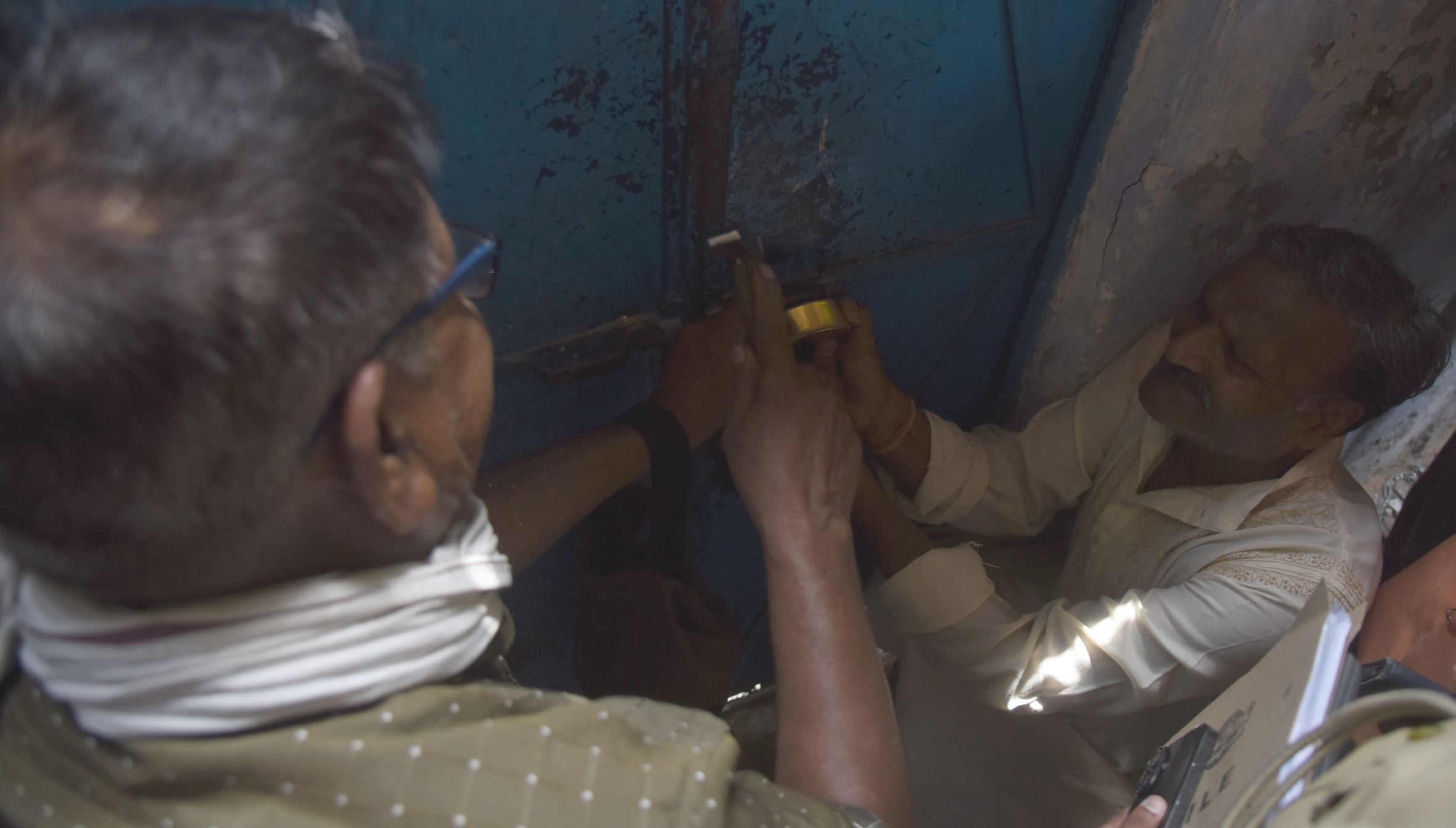 तस्वीरों में देखिए विद्यालय का ताला खुलने और उसके बाद कैसा रहा माहाैल। तस्वीरों में देखिए विद्यालय का ताला खुलने और उसके बाद कैसा रहा माहाैल।