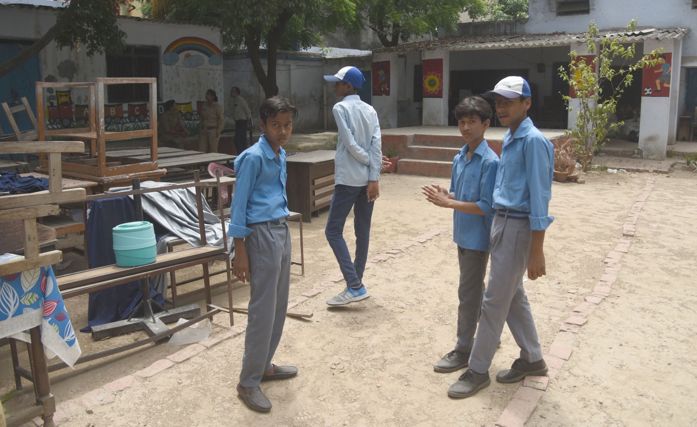 तस्वीरों में देखिए विद्यालय का ताला खुलने और उसके बाद कैसा रहा माहाैल। तस्वीरों में देखिए विद्यालय का ताला खुलने और उसके बाद कैसा रहा माहाैल।