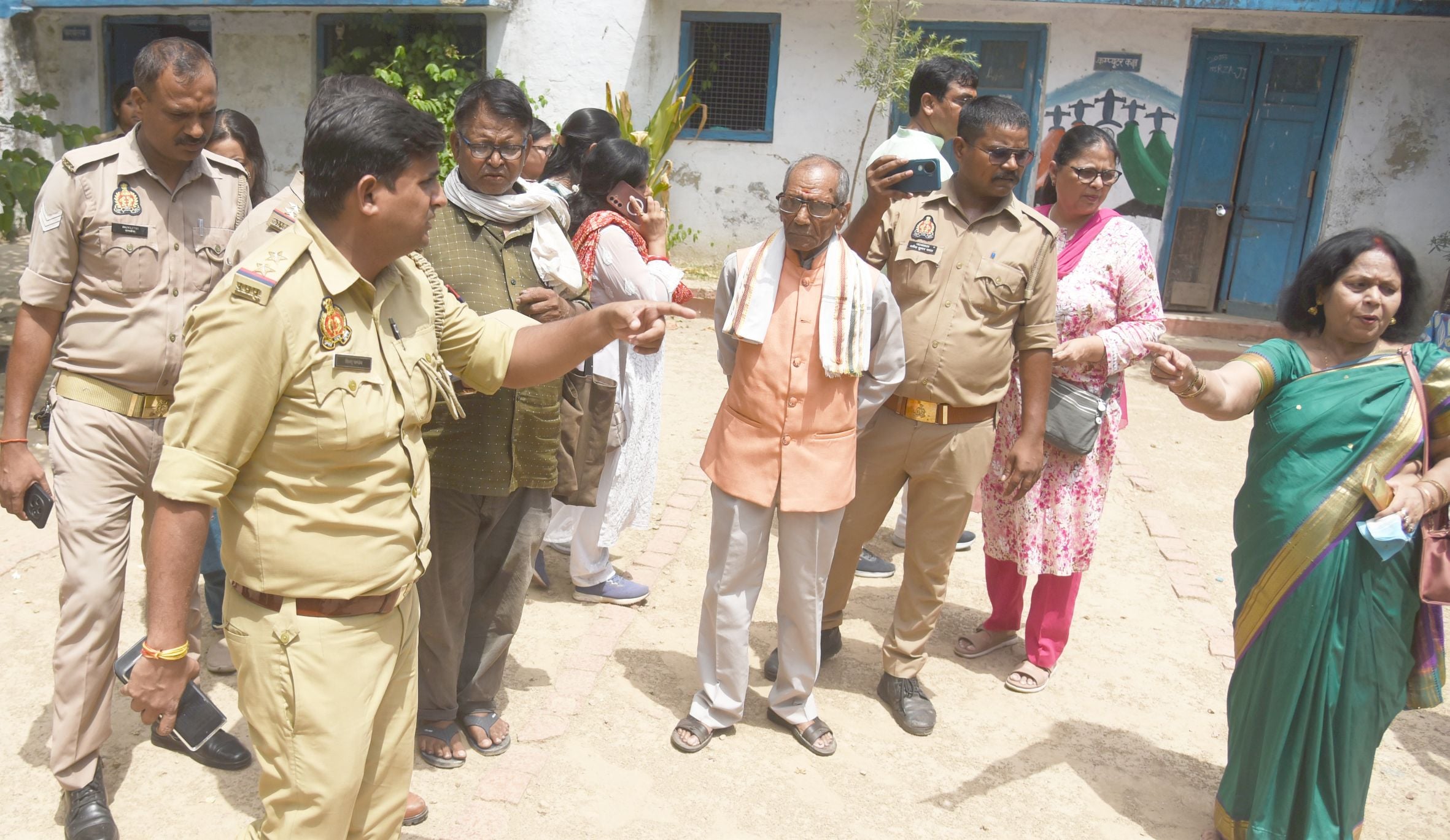 तस्वीरों में देखिए विद्यालय का ताला खुलने और उसके बाद कैसा रहा माहाैल। तस्वीरों में देखिए विद्यालय का ताला खुलने और उसके बाद कैसा रहा माहाैल।