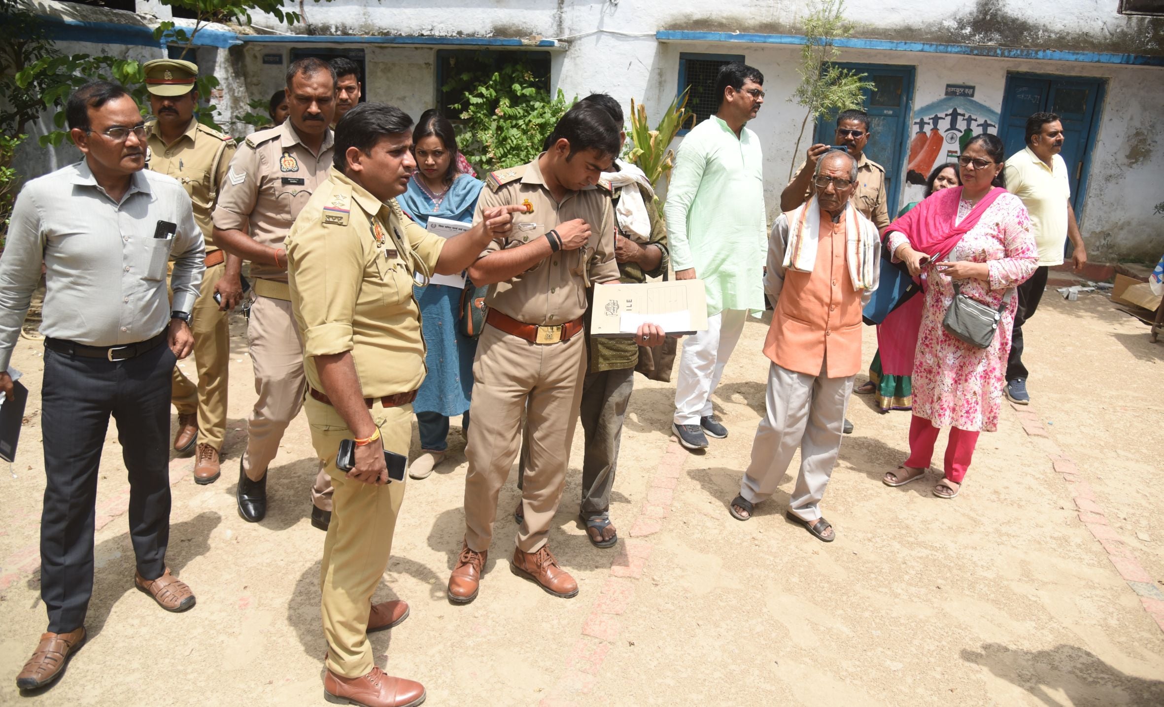 तस्वीरों में देखिए विद्यालय का ताला खुलने और उसके बाद कैसा रहा माहाैल। तस्वीरों में देखिए विद्यालय का ताला खुलने और उसके बाद कैसा रहा माहाैल।