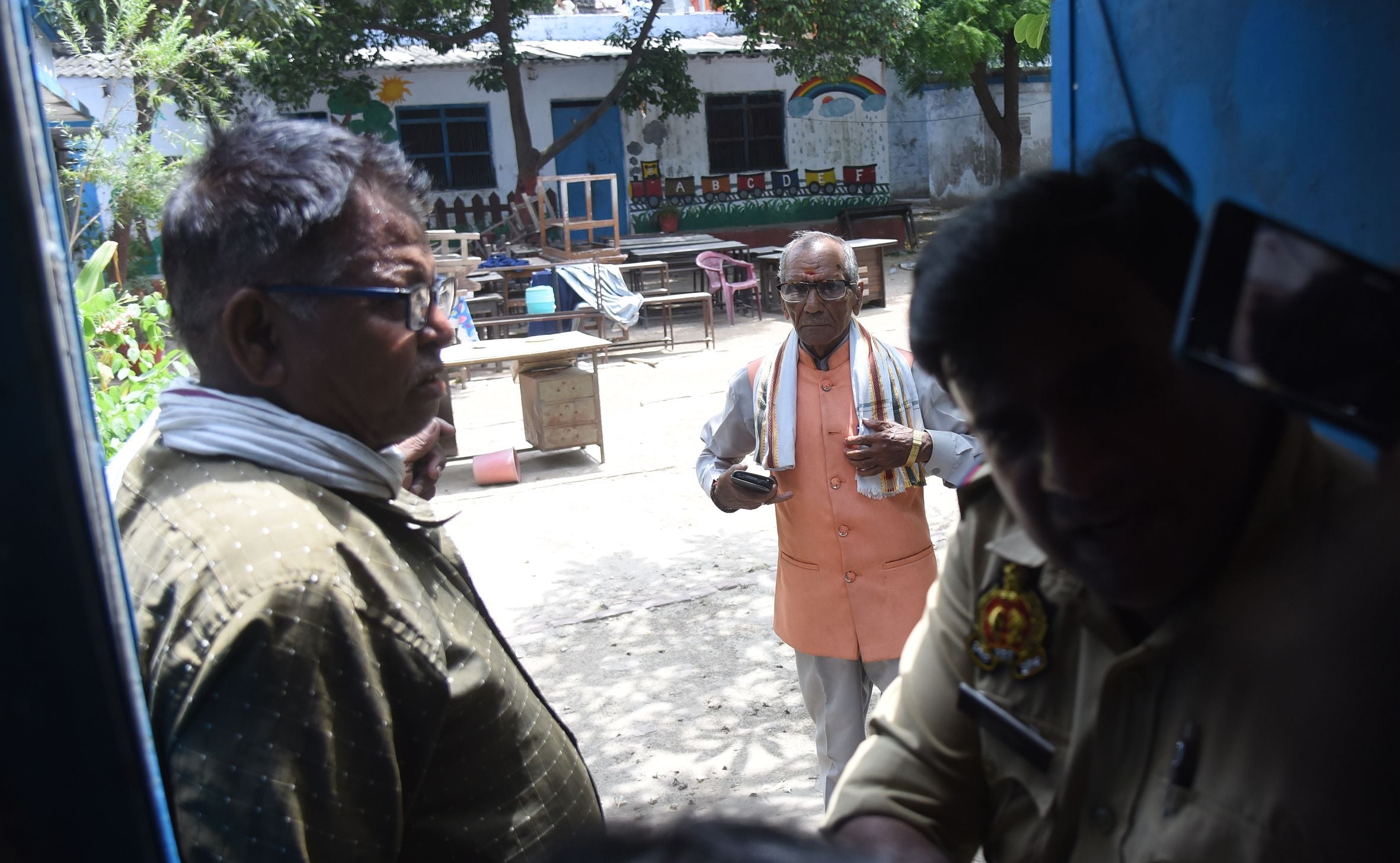 तस्वीरों में देखिए विद्यालय का ताला खुलने और उसके बाद कैसा रहा माहाैल। तस्वीरों में देखिए विद्यालय का ताला खुलने और उसके बाद कैसा रहा माहाैल।