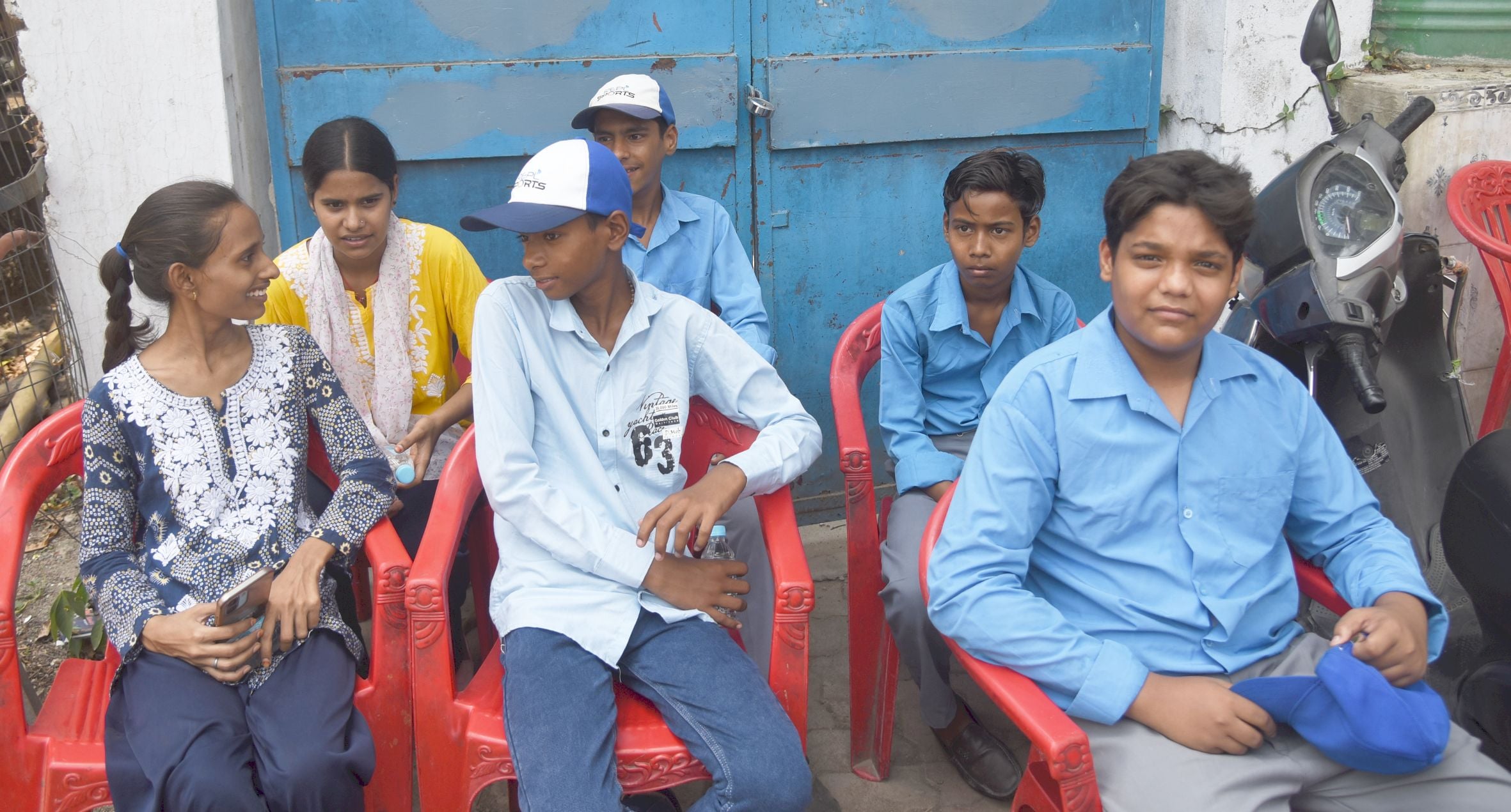 तस्वीरों में देखिए विद्यालय का ताला खुलने और उसके बाद कैसा रहा माहाैल। तस्वीरों में देखिए विद्यालय का ताला खुलने और उसके बाद कैसा रहा माहाैल।