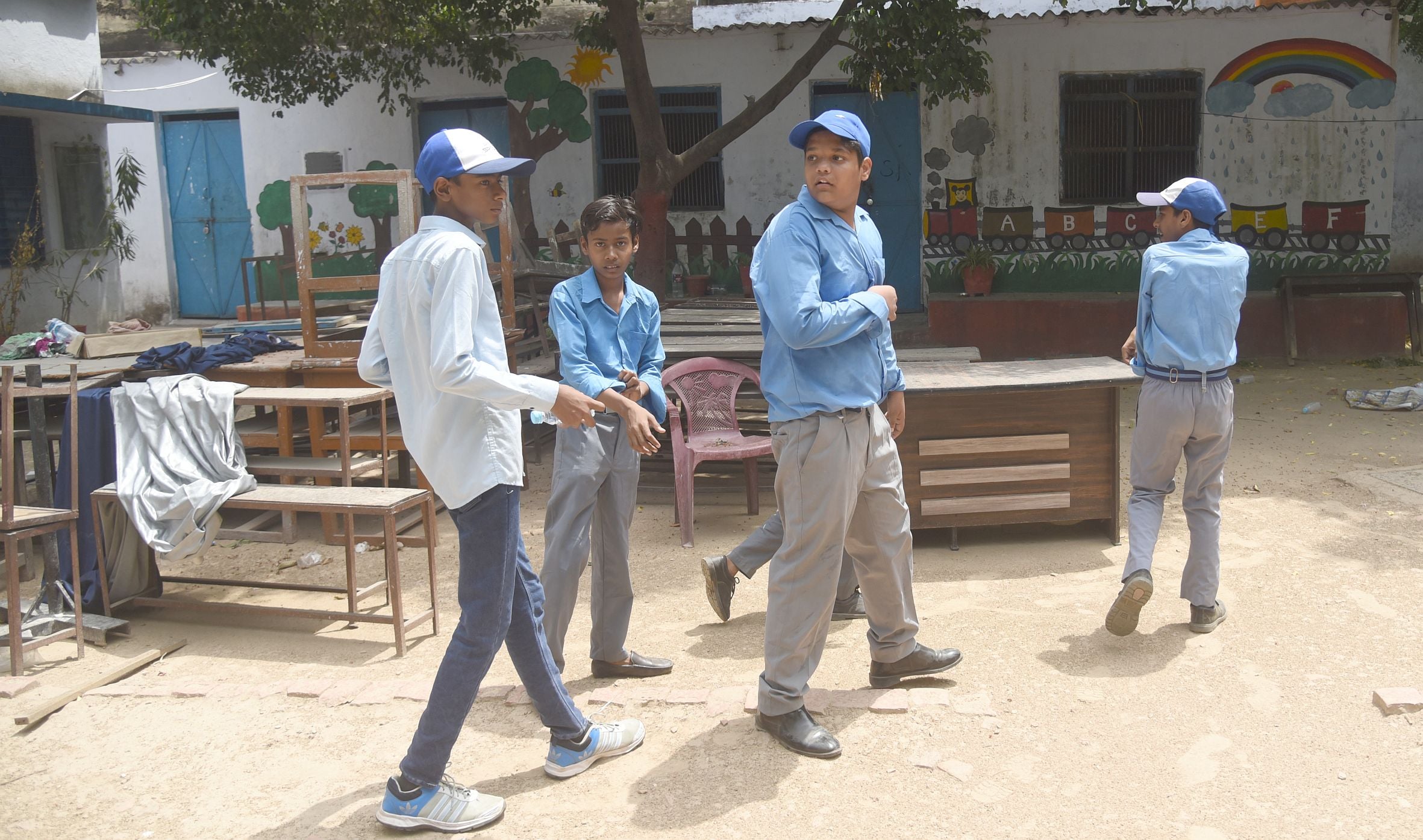 तस्वीरों में देखिए विद्यालय का ताला खुलने और उसके बाद कैसा रहा माहाैल। तस्वीरों में देखिए विद्यालय का ताला खुलने और उसके बाद कैसा रहा माहाैल।