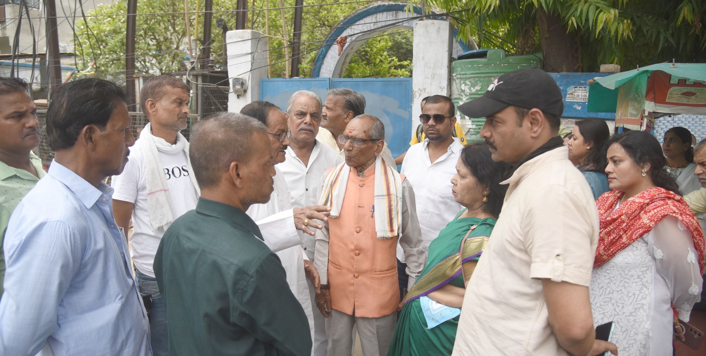 तस्वीरों में देखिए विद्यालय का ताला खुलने और उसके बाद कैसा रहा माहाैल। तस्वीरों में देखिए विद्यालय का ताला खुलने और उसके बाद कैसा रहा माहाैल।