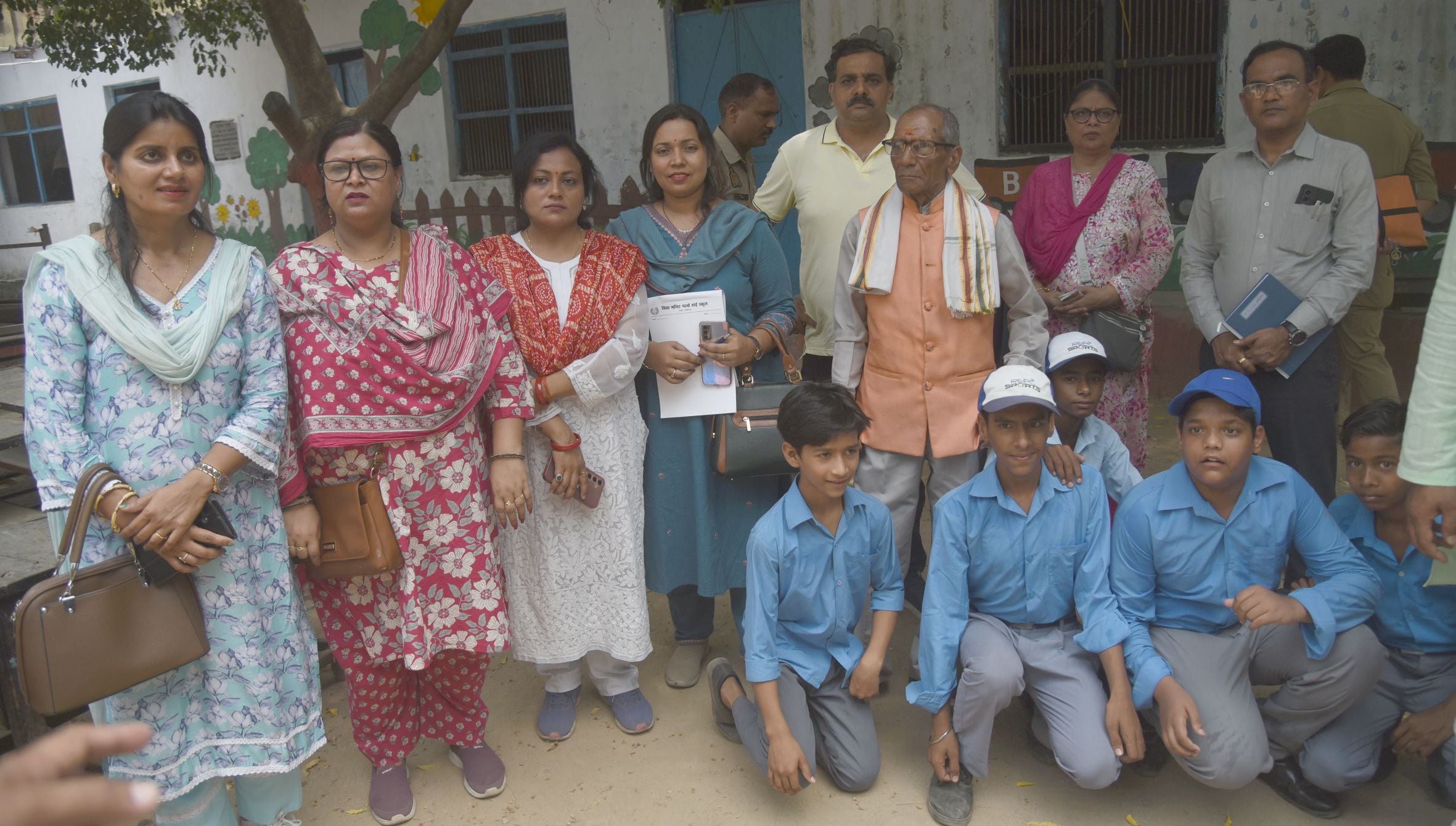 तस्वीरों में देखिए विद्यालय का ताला खुलने और उसके बाद कैसा रहा माहाैल। तस्वीरों में देखिए विद्यालय का ताला खुलने और उसके बाद कैसा रहा माहाैल।