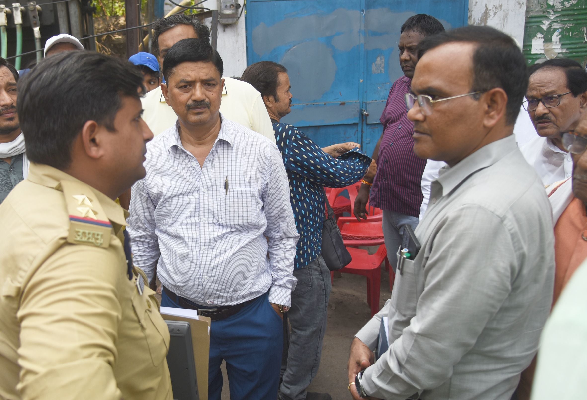तस्वीरों में देखिए विद्यालय का ताला खुलने और उसके बाद कैसा रहा माहाैल। तस्वीरों में देखिए विद्यालय का ताला खुलने और उसके बाद कैसा रहा माहाैल।