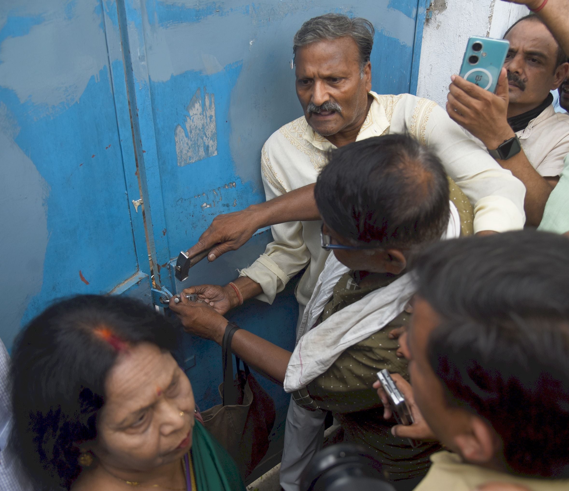 तस्वीरों में देखिए विद्यालय का ताला खुलने और उसके बाद कैसा रहा माहाैल। तस्वीरों में देखिए विद्यालय का ताला खुलने और उसके बाद कैसा रहा माहाैल।