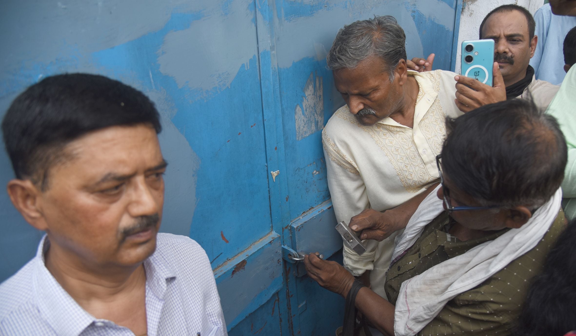 तस्वीरों में देखिए विद्यालय का ताला खुलने और उसके बाद कैसा रहा माहाैल। तस्वीरों में देखिए विद्यालय का ताला खुलने और उसके बाद कैसा रहा माहाैल।