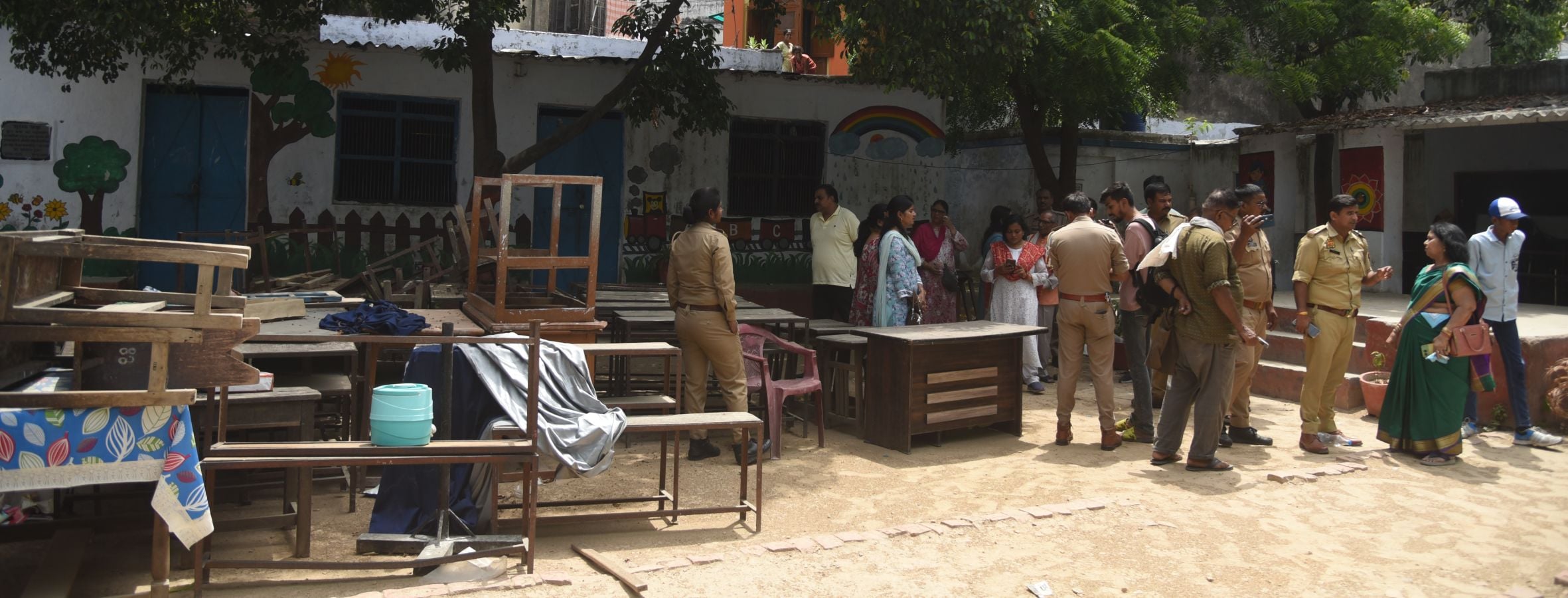 तस्वीरों में देखिए विद्यालय का ताला खुलने और उसके बाद कैसा रहा माहाैल। तस्वीरों में देखिए विद्यालय का ताला खुलने और उसके बाद कैसा रहा माहाैल।
