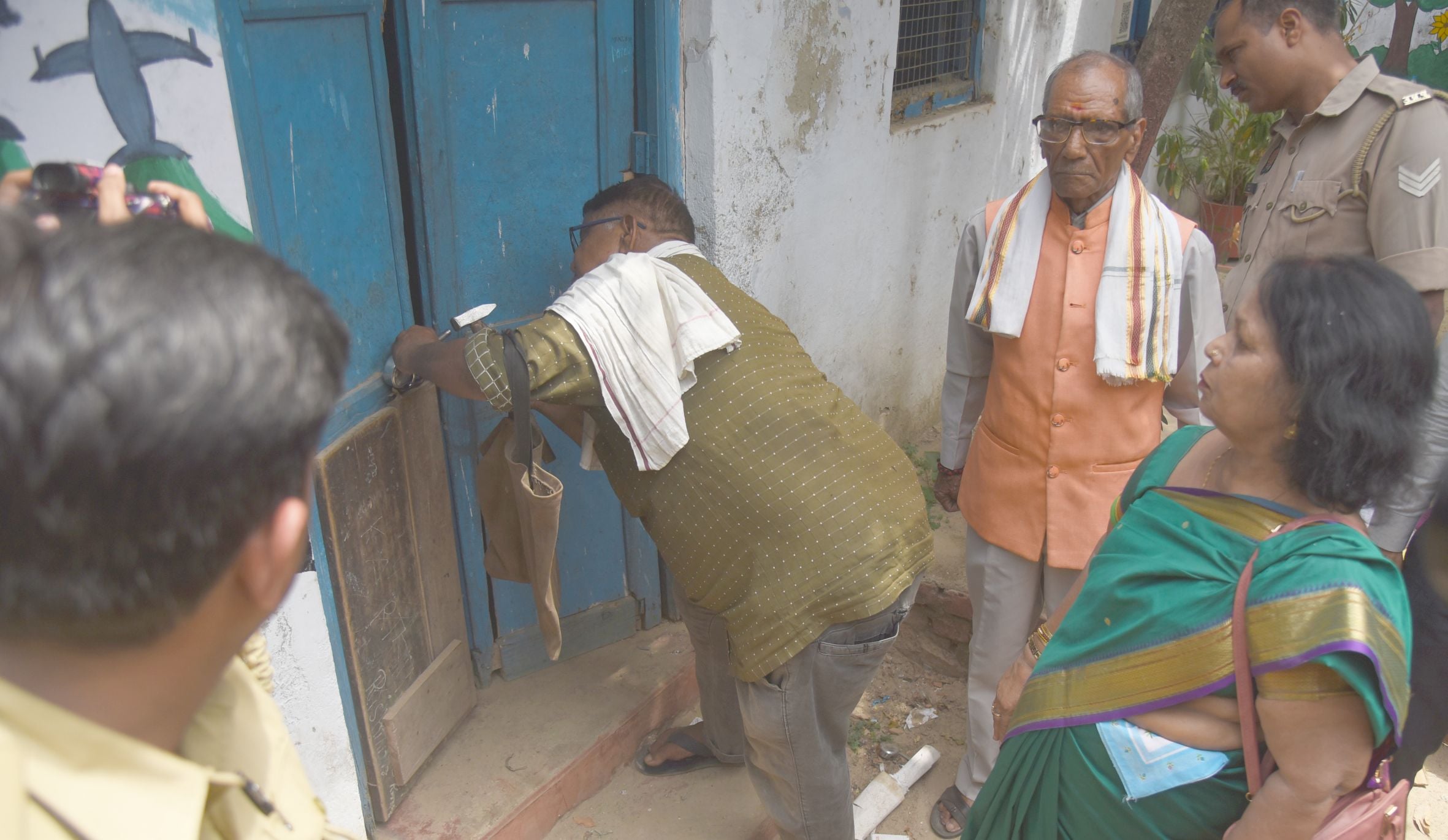 तस्वीरों में देखिए विद्यालय का ताला खुलने और उसके बाद कैसा रहा माहाैल। तस्वीरों में देखिए विद्यालय का ताला खुलने और उसके बाद कैसा रहा माहाैल।