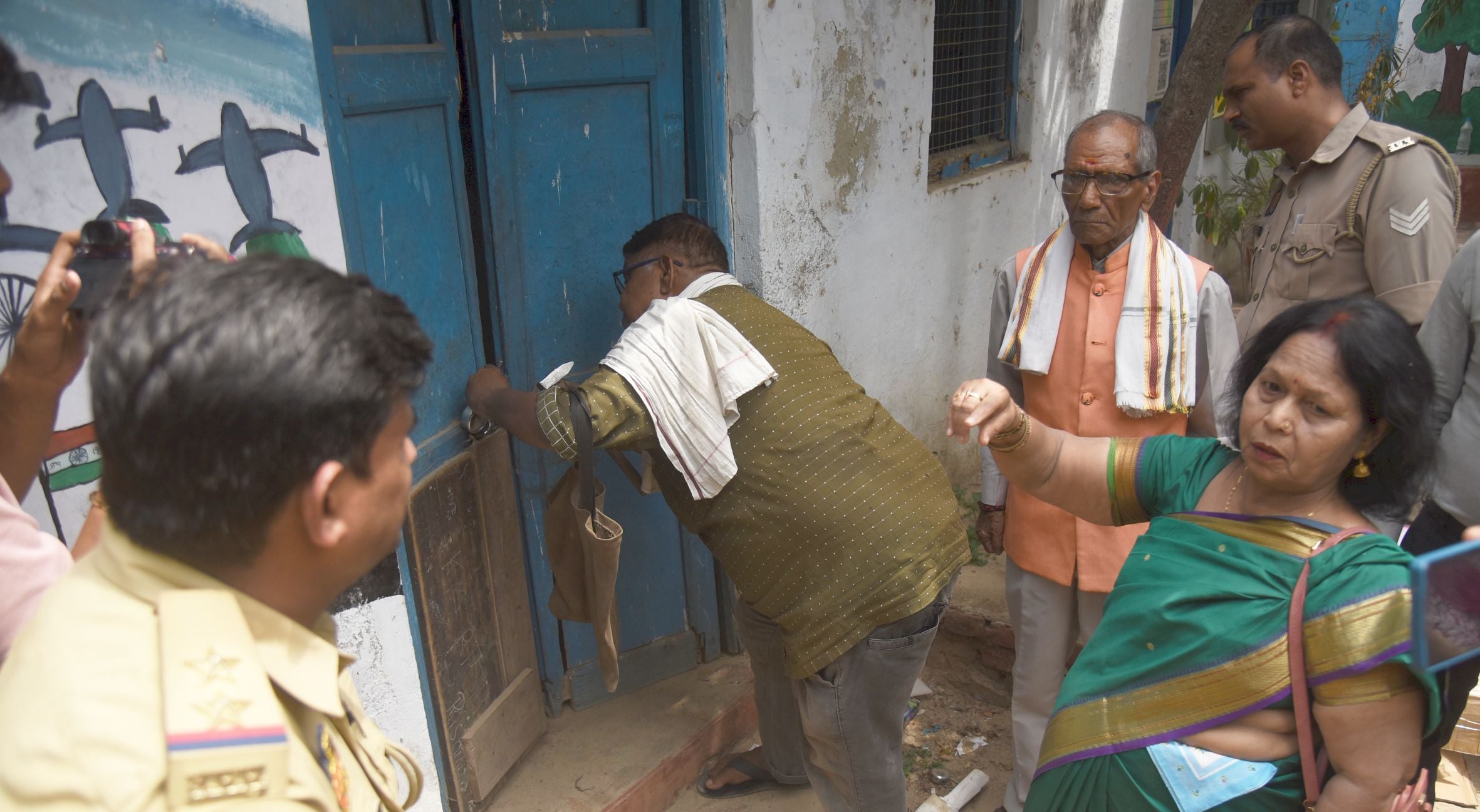 तस्वीरों में देखिए विद्यालय का ताला खुलने और उसके बाद कैसा रहा माहाैल। तस्वीरों में देखिए विद्यालय का ताला खुलने और उसके बाद कैसा रहा माहाैल।
