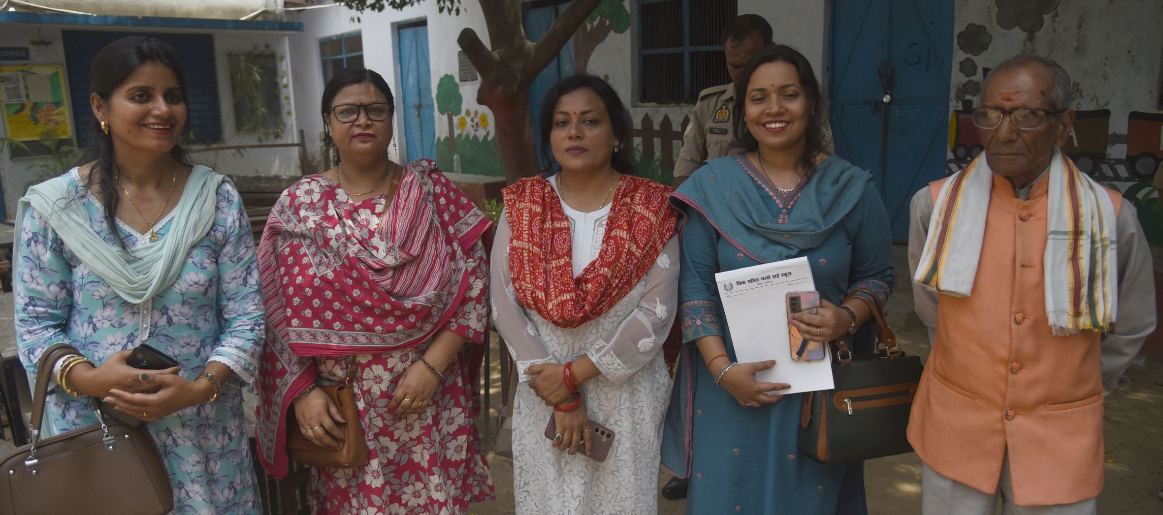 तस्वीरों में देखिए विद्यालय का ताला खुलने और उसके बाद कैसा रहा माहाैल। तस्वीरों में देखिए विद्यालय का ताला खुलने और उसके बाद कैसा रहा माहाैल।