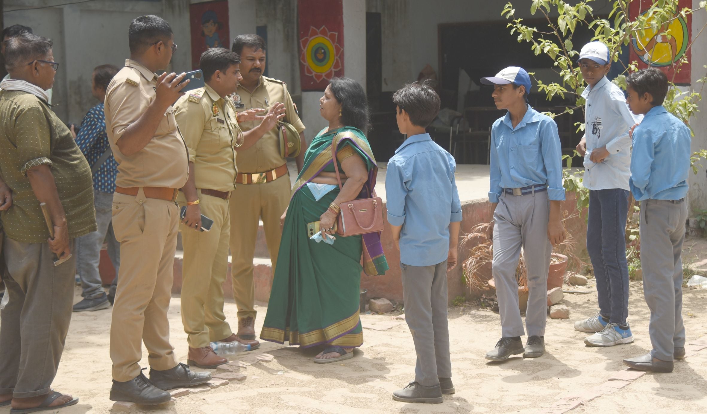 तस्वीरों में देखिए विद्यालय का ताला खुलने और उसके बाद कैसा रहा माहाैल। तस्वीरों में देखिए विद्यालय का ताला खुलने और उसके बाद कैसा रहा माहाैल।