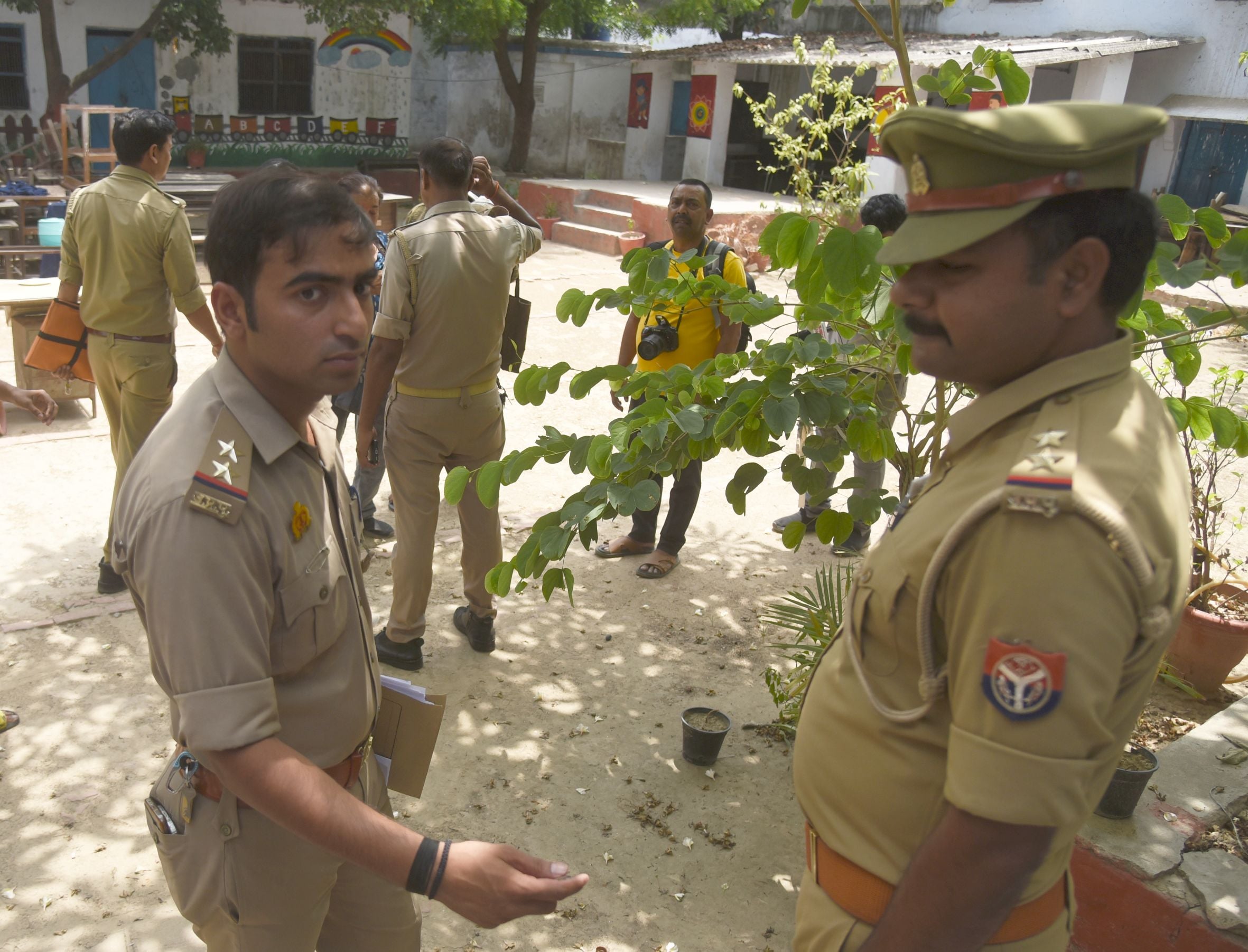 तस्वीरों में देखिए विद्यालय का ताला खुलने और उसके बाद कैसा रहा माहाैल। तस्वीरों में देखिए विद्यालय का ताला खुलने और उसके बाद कैसा रहा माहाैल।