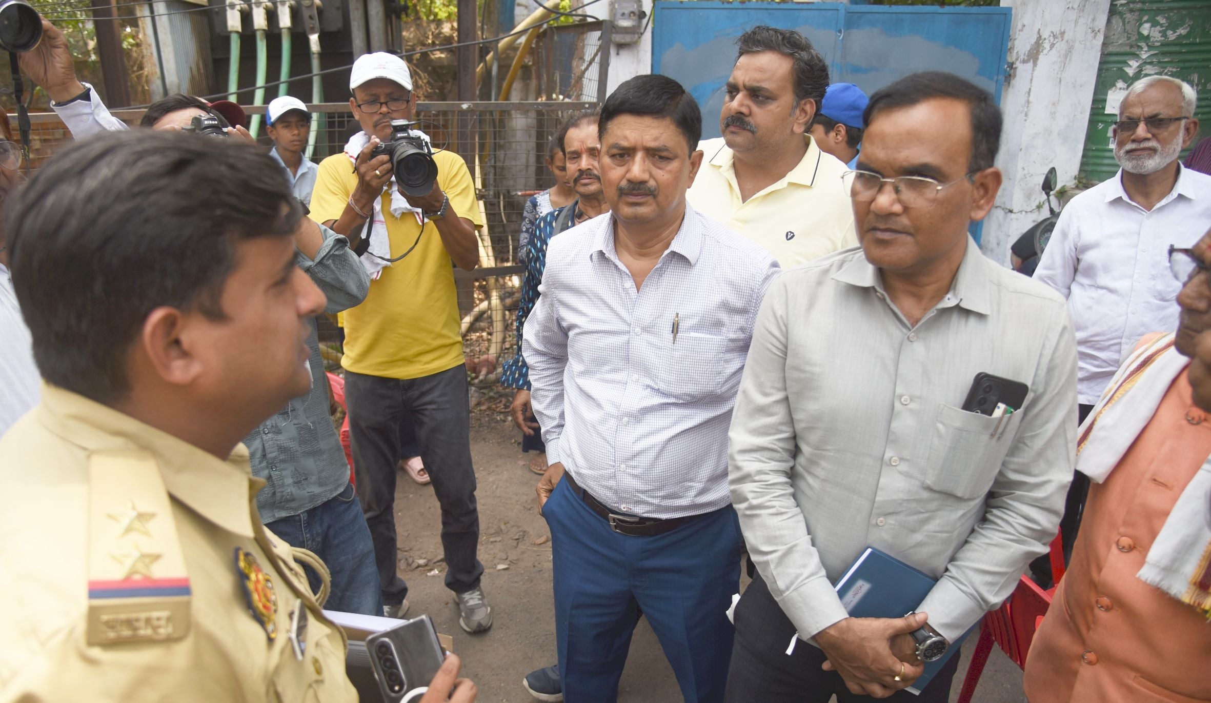 तस्वीरों में देखिए विद्यालय का ताला खुलने और उसके बाद कैसा रहा माहाैल। तस्वीरों में देखिए विद्यालय का ताला खुलने और उसके बाद कैसा रहा माहाैल।