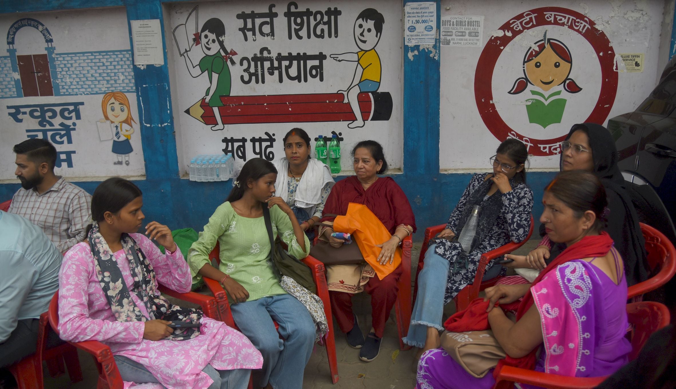तस्वीरों में देखिए विद्यालय का ताला खुलने और उसके बाद कैसा रहा माहाैल। तस्वीरों में देखिए विद्यालय का ताला खुलने और उसके बाद कैसा रहा माहाैल।