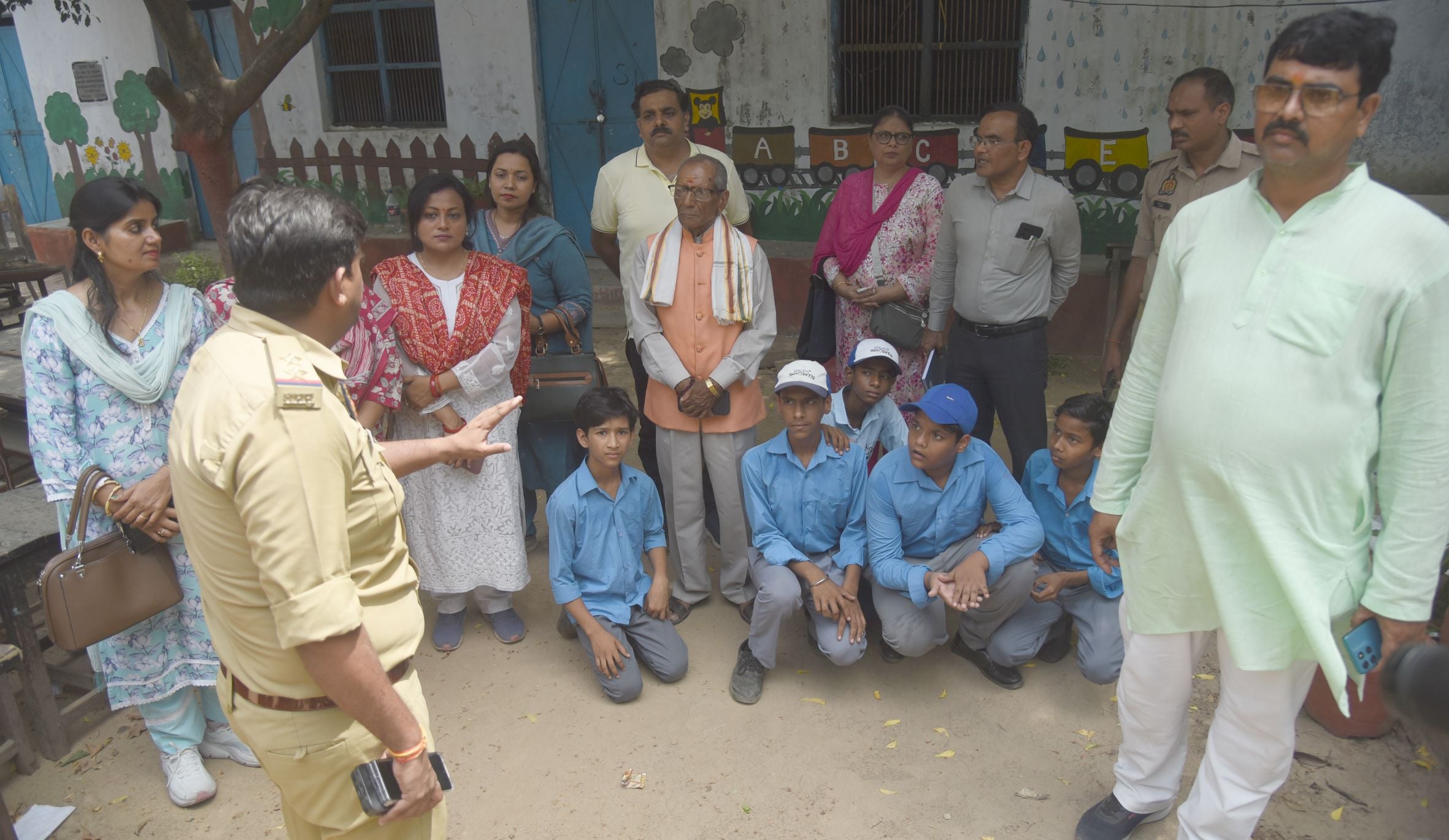 तस्वीरों में देखिए विद्यालय का ताला खुलने और उसके बाद कैसा रहा माहाैल। तस्वीरों में देखिए विद्यालय का ताला खुलने और उसके बाद कैसा रहा माहाैल।