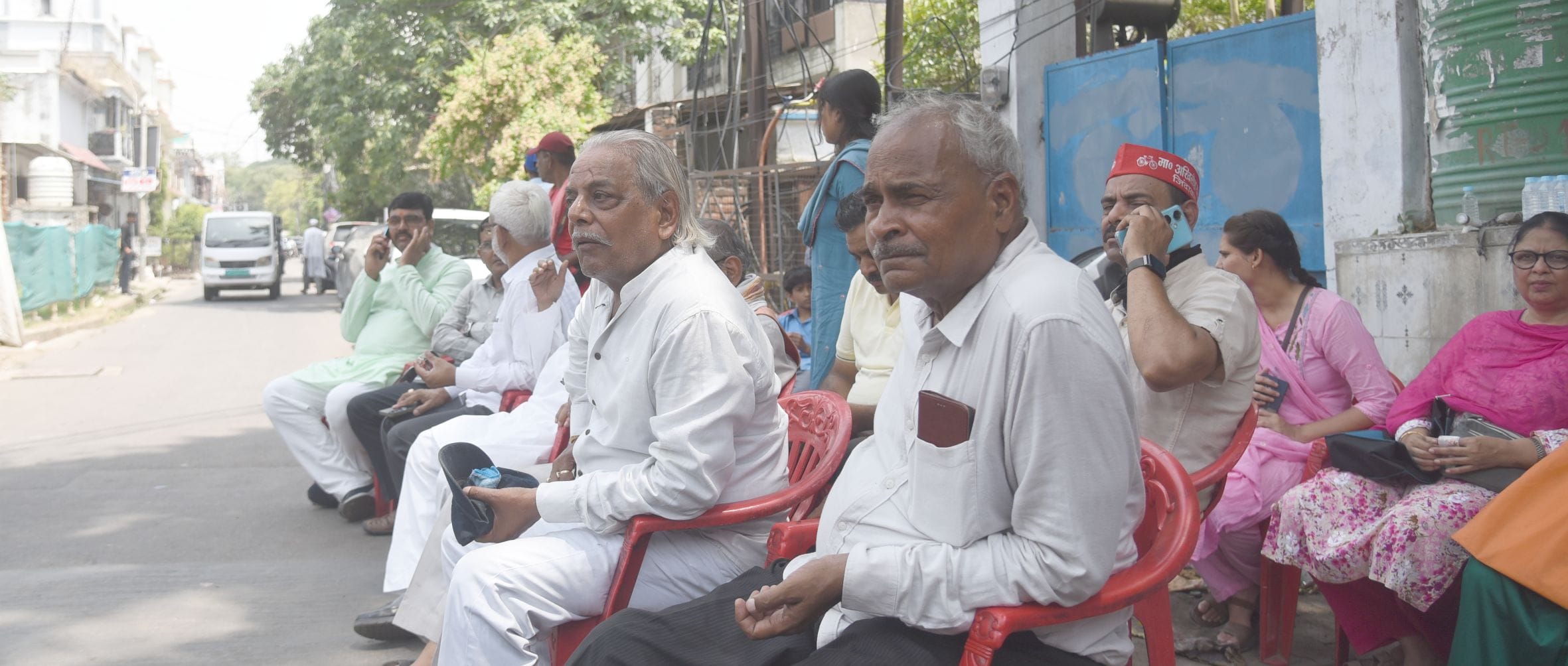 तस्वीरों में देखिए विद्यालय का ताला खुलने और उसके बाद कैसा रहा माहाैल। तस्वीरों में देखिए विद्यालय का ताला खुलने और उसके बाद कैसा रहा माहाैल।