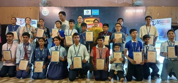 टाउन हॉल में बृहस्पतिवार को आयोजित अमर उजाला भविष्य ज्योति सम्मान समारोह का उद्घाटन करते अतिथि टाउन हॉल में बृहस्पतिवार को आयोजित अमर उजाला भविष्य ज्योति सम्मान समारोह का उद्घाटन करते अतिथि