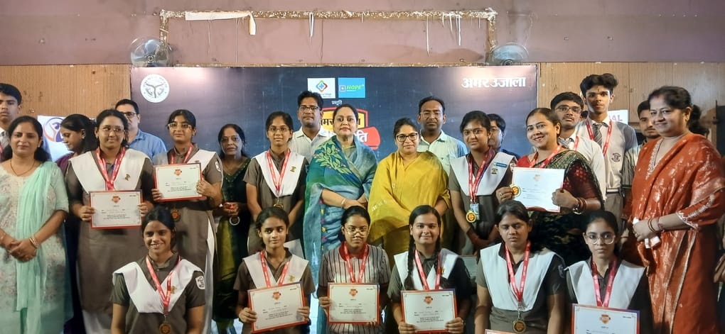टाउन हॉल में बृहस्पतिवार को आयोजित अमर उजाला भविष्य ज्योति सम्मान समारोह का उद्घाटन करते अतिथि टाउन हॉल में बृहस्पतिवार को आयोजित अमर उजाला भविष्य ज्योति सम्मान समारोह का उद्घाटन करते अतिथि