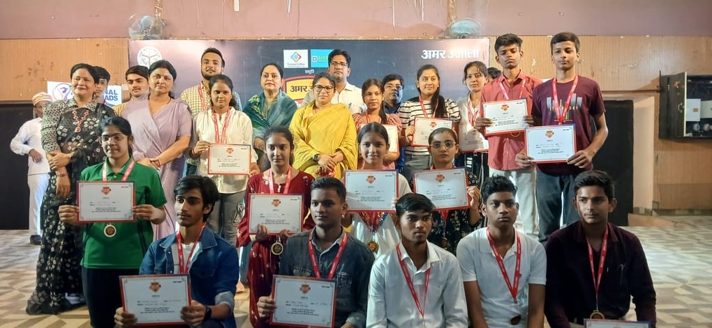 टाउन हॉल में बृहस्पतिवार को आयोजित अमर उजाला भविष्य ज्योति सम्मान समारोह का उद्घाटन करते अतिथि टाउन हॉल में बृहस्पतिवार को आयोजित अमर उजाला भविष्य ज्योति सम्मान समारोह का उद्घाटन करते अतिथि