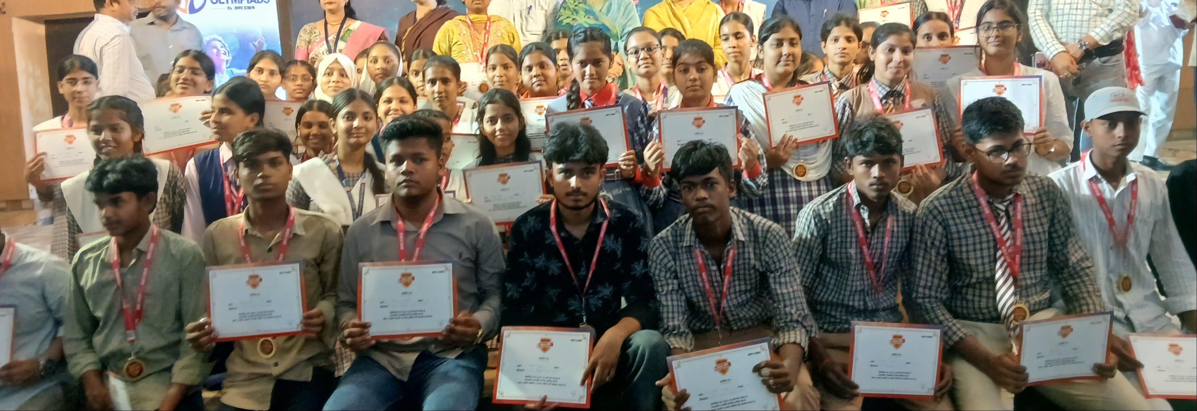 टाउन हॉल में बृहस्पतिवार को आयोजित अमर उजाला भविष्य ज्योति सम्मान समारोह का उद्घाटन करते अतिथि टाउन हॉल में बृहस्पतिवार को आयोजित अमर उजाला भविष्य ज्योति सम्मान समारोह का उद्घाटन करते अतिथि