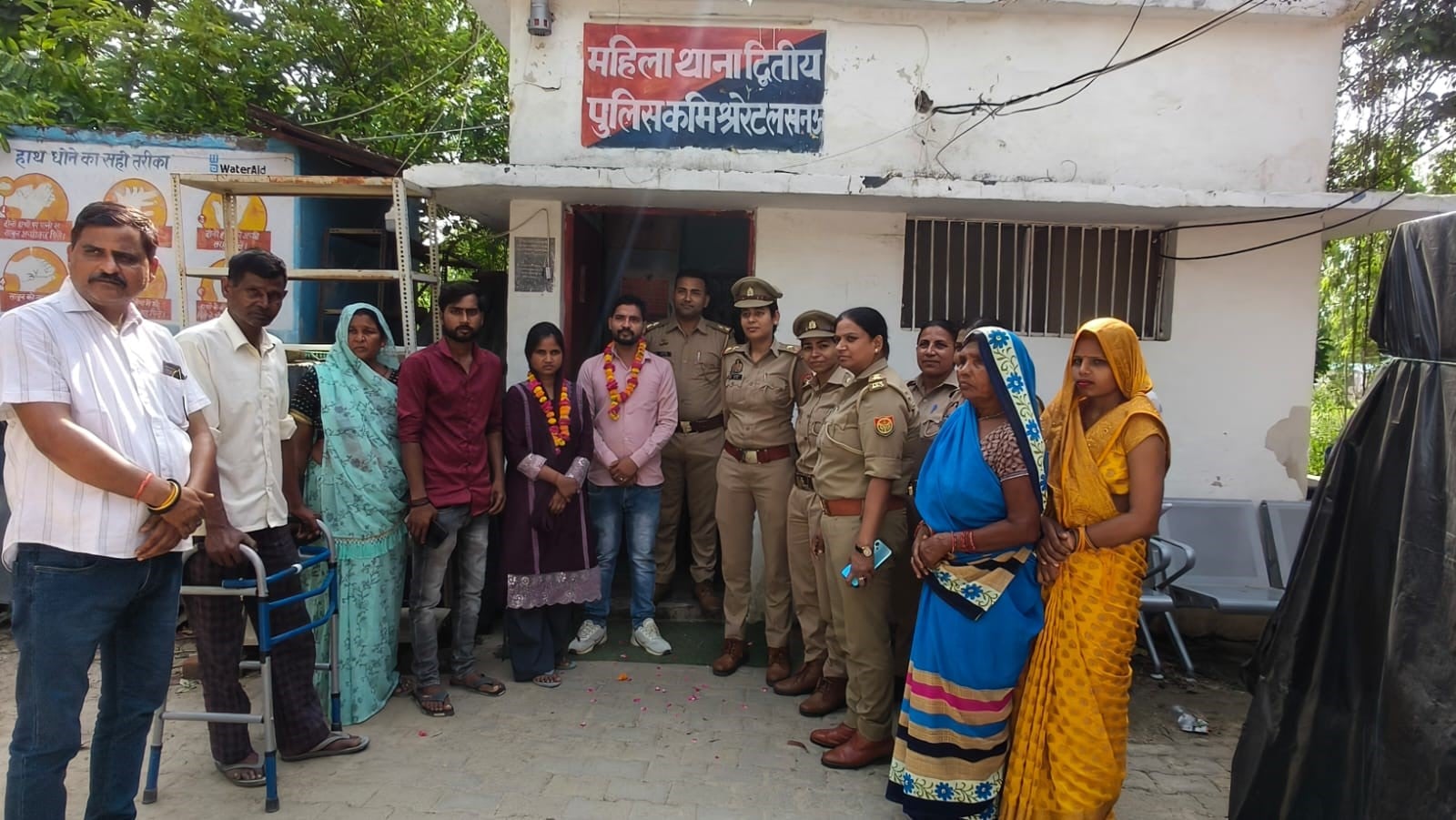 वर और कन्या का जयमाल करवातीं महिला थाने की प्रभारी। वर और कन्या का जयमाल करवातीं महिला थाने की प्रभारी।