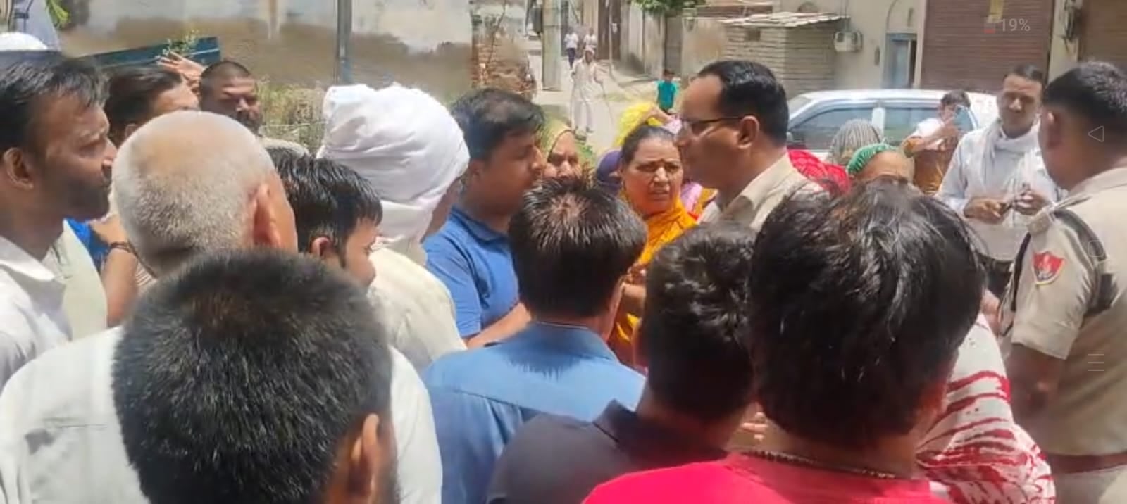 वार्ड नंबर-4 स्थित तिवाड़िया चौक के पास सड़क पर लगया जाम। संवाद वार्ड नंबर-4 स्थित तिवाड़िया चौक के पास सड़क पर लगया जाम। संवाद