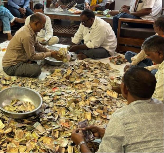 विंध्याचल मंदिर परिसर में लगे दान पेटिका की आग बुझाते पुलिसकर्मी-= संवाद। विंध्याचल मंदिर परिसर में लगे दान पेटिका की आग बुझाते पुलिसकर्मी-= संवाद।